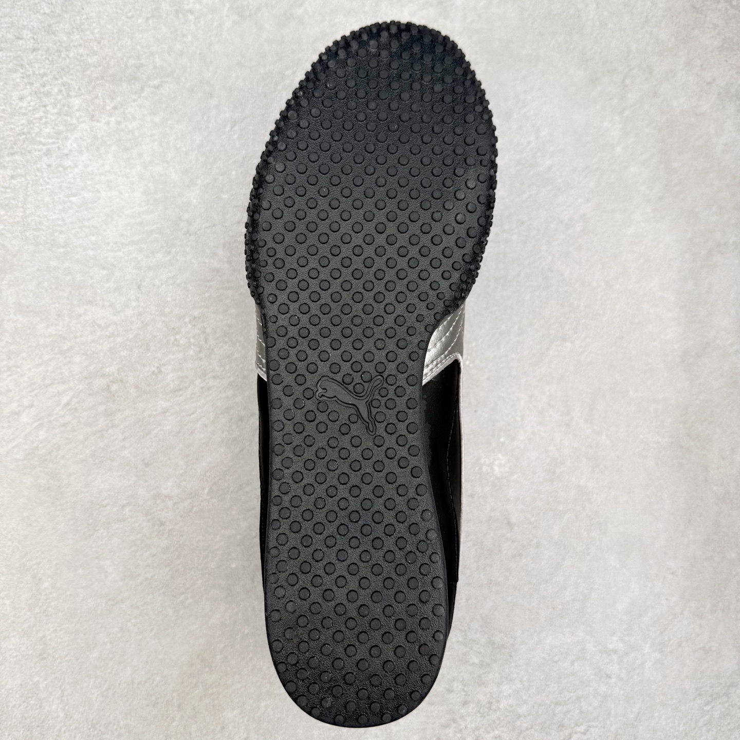 图片[9]-PUMA Speedca Plus 彪马极速赛车系列低帮德训风拼接复古百搭休闲运动赛车鞋 鞋款从80、90年代赛车手所穿的防火赛车鞋为原型，鞋身线条模仿了赛车的流线廓形，体现了空气动力学原理的结构。简约流畅的外观，恰好又和贯穿其中的Formstrip Logo融合恰到好处，视觉上细节丰富且协调。本次Speedcat OG鞋款归来，最大看点自然式保留了窄版鞋型以及薄底构造。这两年各品牌鞋底越做越厚，Speedcat反其道而行之，上脚几乎无鞋底的效果带来耳目一新的视觉体验。鞋面依旧是以质感细腻的麂皮材质打造，并且大面积近乎全包裹的使用，复古味道也愈发浓烈。配色上更是将最原始的黑色和红色带回，向F1赛车队的标志性队服致敬。相信让各位一眼种草的更多是出挑的大红色，上脚即可瞬间点亮整体造型，在以球鞋为核心的OOTD中脱颖而出。而另一款黑色则是低调的万金油，彰显新潮个性的同时又不喧宾夺主，也是热爱简约系穿搭朋友的首选。 尺码：36 37 37.5 38 38.5 39 40 40.5 41 42 42.5 43 44 44.5 45-选品中心