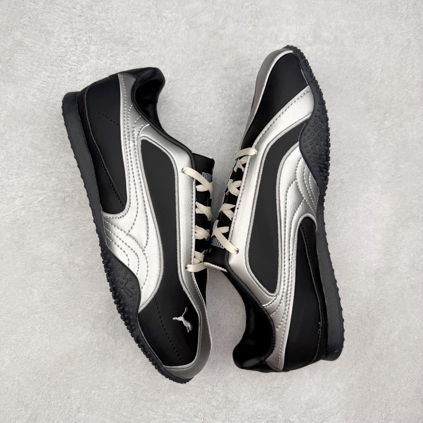 图片[3]-PUMA Speedca Plus 彪马极速赛车系列低帮德训风拼接复古百搭休闲运动赛车鞋 鞋款从80、90年代赛车手所穿的防火赛车鞋为原型，鞋身线条模仿了赛车的流线廓形，体现了空气动力学原理的结构。简约流畅的外观，恰好又和贯穿其中的Formstrip Logo融合恰到好处，视觉上细节丰富且协调。本次Speedcat OG鞋款归来，最大看点自然式保留了窄版鞋型以及薄底构造。这两年各品牌鞋底越做越厚，Speedcat反其道而行之，上脚几乎无鞋底的效果带来耳目一新的视觉体验。鞋面依旧是以质感细腻的麂皮材质打造，并且大面积近乎全包裹的使用，复古味道也愈发浓烈。配色上更是将最原始的黑色和红色带回，向F1赛车队的标志性队服致敬。相信让各位一眼种草的更多是出挑的大红色，上脚即可瞬间点亮整体造型，在以球鞋为核心的OOTD中脱颖而出。而另一款黑色则是低调的万金油，彰显新潮个性的同时又不喧宾夺主，也是热爱简约系穿搭朋友的首选。 尺码：36 37 37.5 38 38.5 39 40 40.5 41 42 42.5 43 44 44.5 45-选品中心