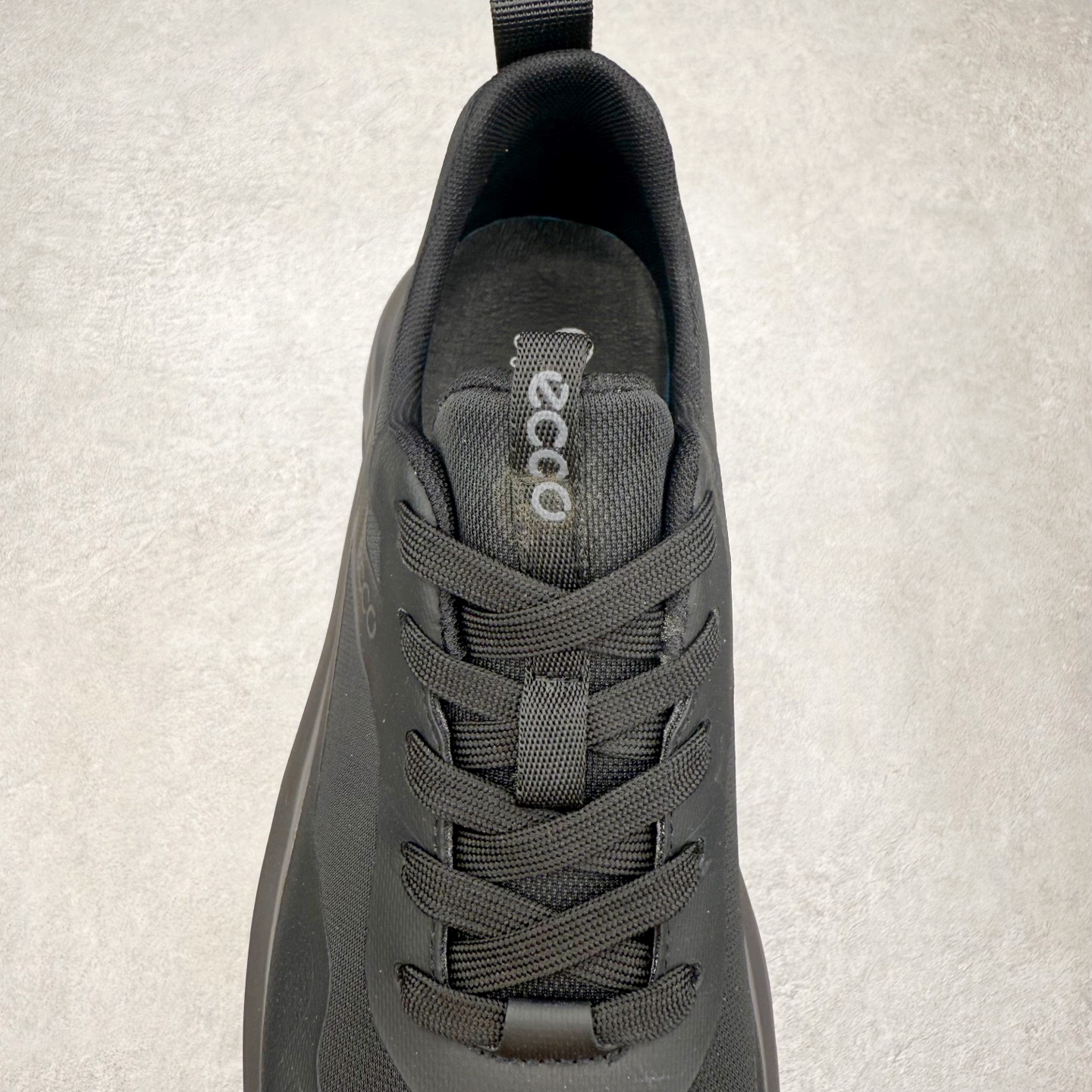 图片[5]-ECCo爱步 Biom C 时尚简约牛皮减震耐磨低帮休闲跑步鞋 ECCO以三大核心特征为依托：北欧设计风格、鞋履制作、积极的生活方式。北欧设计风格：北欧设计特点是独特、有格调、实用和简约，并且品质优良。鞋履制作：ECCO钟爱鞋履制作以及一切与鞋履制作相关的事物。积极的生活方式：ECCO的创始人希望制作出的鞋履无需磨合，即可完美贴合脚型，帮助人们享受行走的乐趣。ECCO的成功源自其产品质量和创新的技术水平，恪守“鞋遵循双足”的设计理念，将的舒适度和风格融为一体。ECCO跑遍全世界寻找创新的原料。从制革制鞋一体化的设置，源头上控制皮革质量，确保对人体无害。 尺码：38 39 40 41 42 43 44 （皮鞋码）-选品中心