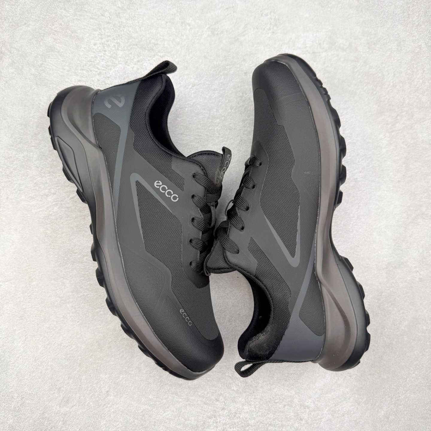 图片[3]-ECCo爱步 Biom C 时尚简约牛皮减震耐磨低帮休闲跑步鞋 ECCO以三大核心特征为依托：北欧设计风格、鞋履制作、积极的生活方式。北欧设计风格：北欧设计特点是独特、有格调、实用和简约，并且品质优良。鞋履制作：ECCO钟爱鞋履制作以及一切与鞋履制作相关的事物。积极的生活方式：ECCO的创始人希望制作出的鞋履无需磨合，即可完美贴合脚型，帮助人们享受行走的乐趣。ECCO的成功源自其产品质量和创新的技术水平，恪守“鞋遵循双足”的设计理念，将的舒适度和风格融为一体。ECCO跑遍全世界寻找创新的原料。从制革制鞋一体化的设置，源头上控制皮革质量，确保对人体无害。 尺码：38 39 40 41 42 43 44 （皮鞋码）-选品中心