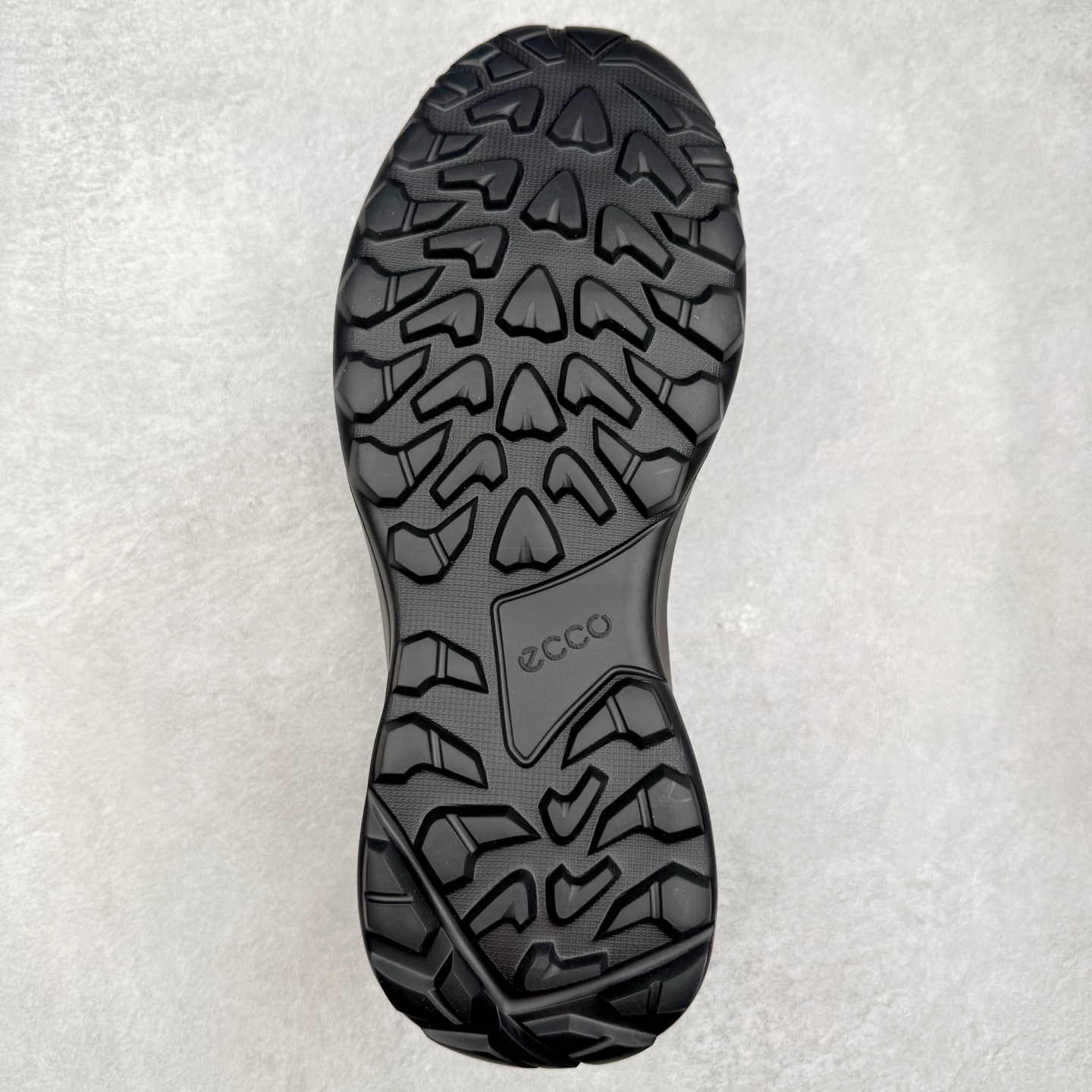 图片[9]-ECCo爱步 Biom C 时尚简约牛皮减震耐磨低帮休闲跑步鞋 ECCO以三大核心特征为依托：北欧设计风格、鞋履制作、积极的生活方式。北欧设计风格：北欧设计特点是独特、有格调、实用和简约，并且品质优良。鞋履制作：ECCO钟爱鞋履制作以及一切与鞋履制作相关的事物。积极的生活方式：ECCO的创始人希望制作出的鞋履无需磨合，即可完美贴合脚型，帮助人们享受行走的乐趣。ECCO的成功源自其产品质量和创新的技术水平，恪守“鞋遵循双足”的设计理念，将的舒适度和风格融为一体。ECCO跑遍全世界寻找创新的原料。从制革制鞋一体化的设置，源头上控制皮革质量，确保对人体无害。 尺码：38 39 40 41 42 43 44 （皮鞋码）-选品中心