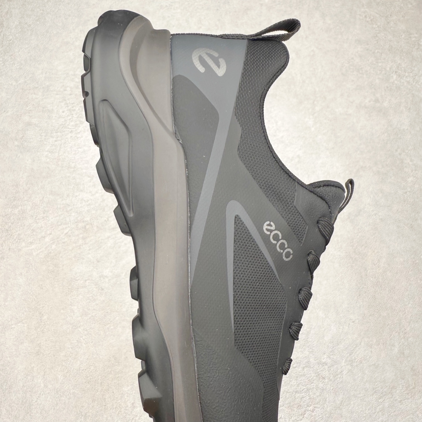 图片[6]-ECCo爱步 Biom C 时尚简约牛皮减震耐磨低帮休闲跑步鞋 ECCO以三大核心特征为依托：北欧设计风格、鞋履制作、积极的生活方式。北欧设计风格：北欧设计特点是独特、有格调、实用和简约，并且品质优良。鞋履制作：ECCO钟爱鞋履制作以及一切与鞋履制作相关的事物。积极的生活方式：ECCO的创始人希望制作出的鞋履无需磨合，即可完美贴合脚型，帮助人们享受行走的乐趣。ECCO的成功源自其产品质量和创新的技术水平，恪守“鞋遵循双足”的设计理念，将的舒适度和风格融为一体。ECCO跑遍全世界寻找创新的原料。从制革制鞋一体化的设置，源头上控制皮革质量，确保对人体无害。 尺码：38 39 40 41 42 43 44 （皮鞋码）-选品中心