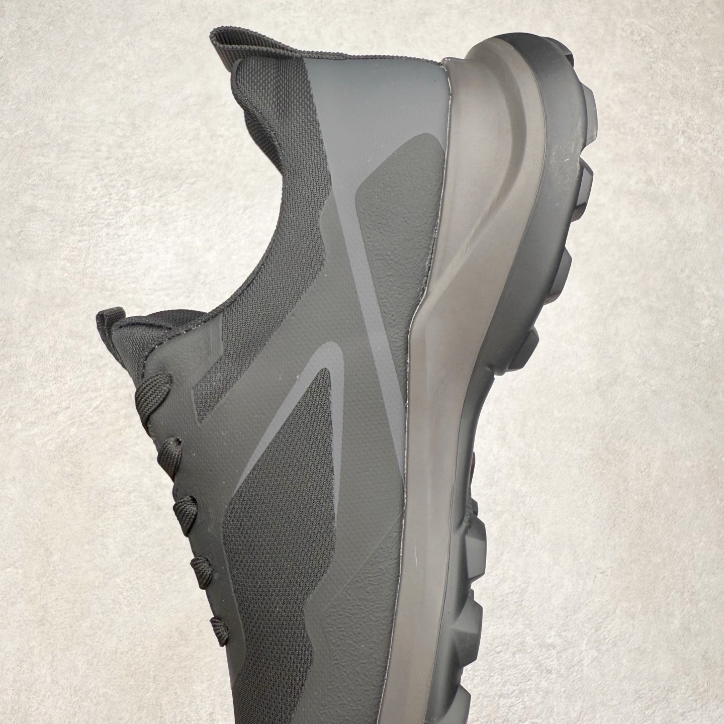 图片[7]-ECCo爱步 Biom C 时尚简约牛皮减震耐磨低帮休闲跑步鞋 ECCO以三大核心特征为依托：北欧设计风格、鞋履制作、积极的生活方式。北欧设计风格：北欧设计特点是独特、有格调、实用和简约，并且品质优良。鞋履制作：ECCO钟爱鞋履制作以及一切与鞋履制作相关的事物。积极的生活方式：ECCO的创始人希望制作出的鞋履无需磨合，即可完美贴合脚型，帮助人们享受行走的乐趣。ECCO的成功源自其产品质量和创新的技术水平，恪守“鞋遵循双足”的设计理念，将的舒适度和风格融为一体。ECCO跑遍全世界寻找创新的原料。从制革制鞋一体化的设置，源头上控制皮革质量，确保对人体无害。 尺码：38 39 40 41 42 43 44 （皮鞋码）-选品中心