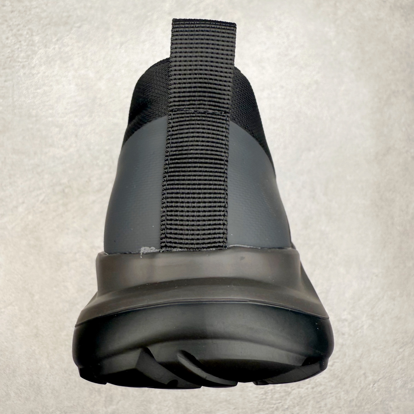 图片[8]-ECCo爱步 Biom C 时尚简约牛皮减震耐磨低帮休闲跑步鞋 ECCO以三大核心特征为依托：北欧设计风格、鞋履制作、积极的生活方式。北欧设计风格：北欧设计特点是独特、有格调、实用和简约，并且品质优良。鞋履制作：ECCO钟爱鞋履制作以及一切与鞋履制作相关的事物。积极的生活方式：ECCO的创始人希望制作出的鞋履无需磨合，即可完美贴合脚型，帮助人们享受行走的乐趣。ECCO的成功源自其产品质量和创新的技术水平，恪守“鞋遵循双足”的设计理念，将的舒适度和风格融为一体。ECCO跑遍全世界寻找创新的原料。从制革制鞋一体化的设置，源头上控制皮革质量，确保对人体无害。 尺码：38 39 40 41 42 43 44 （皮鞋码）-选品中心