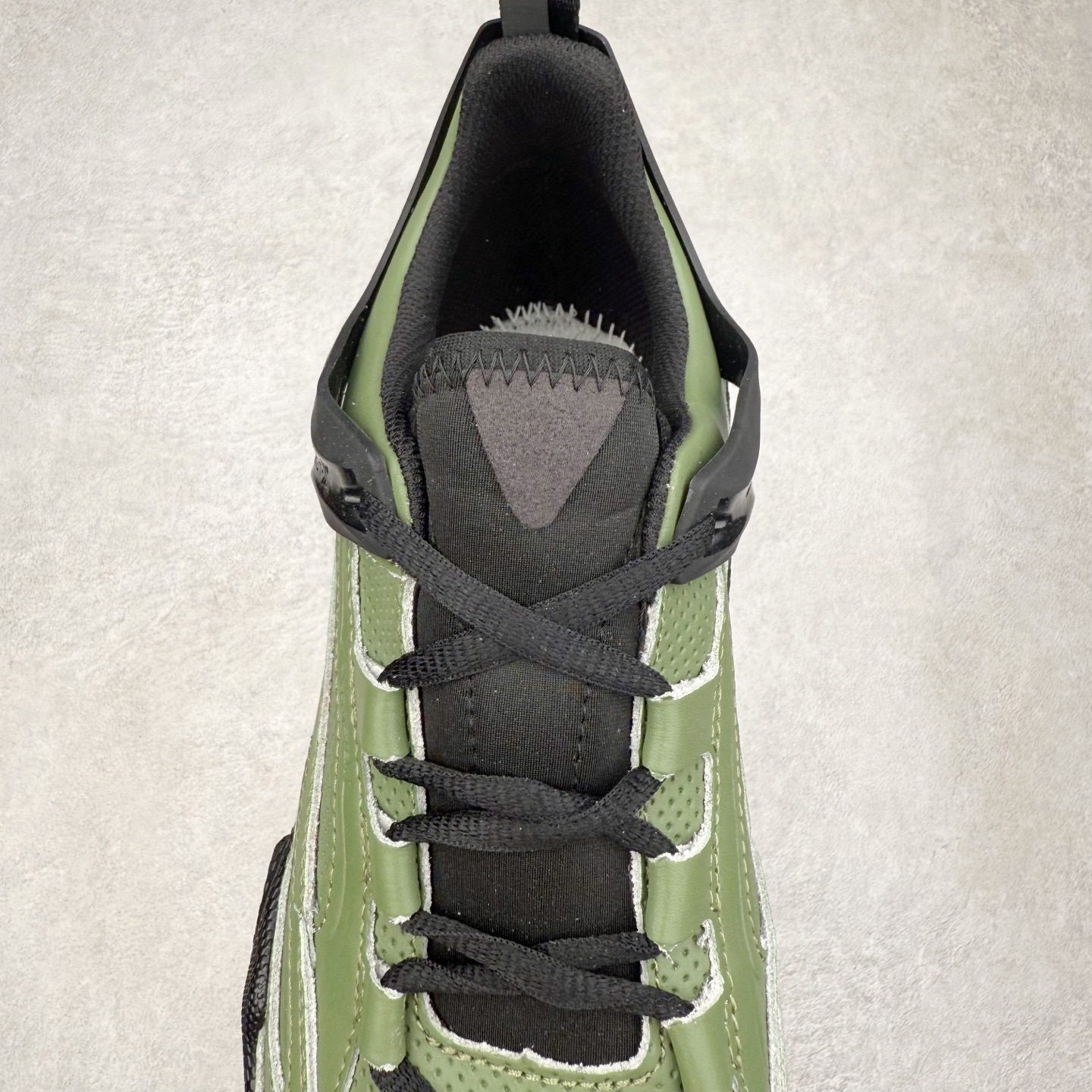 图片[5]-ECCo爱步 Biom C 时尚简约牛皮减震耐磨低帮休闲跑步鞋 ECCO以三大核心特征为依托：北欧设计风格、鞋履制作、积极的生活方式。北欧设计风格：北欧设计特点是独特、有格调、实用和简约，并且品质优良。鞋履制作：ECCO钟爱鞋履制作以及一切与鞋履制作相关的事物。积极的生活方式：ECCO的创始人希望制作出的鞋履无需磨合，即可完美贴合脚型，帮助人们享受行走的乐趣。ECCO的成功源自其产品质量和创新的技术水平，恪守“鞋遵循双足”的设计理念，将的舒适度和风格融为一体。ECCO跑遍全世界寻找创新的原料。从制革制鞋一体化的设置，源头上控制皮革质量，确保对人体无害。 尺码：38 39 40 41 42 43 44 （皮鞋码）-选品中心