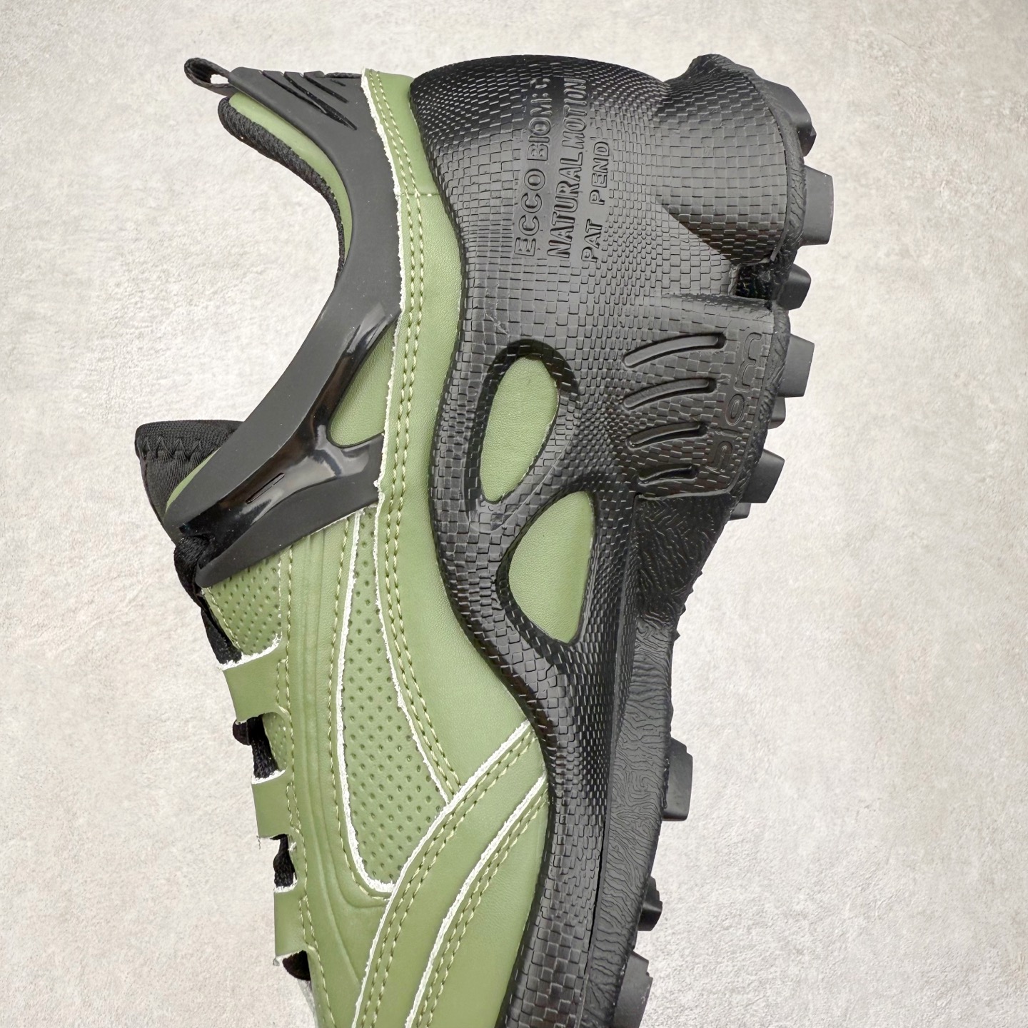 图片[7]-ECCo爱步 Biom C 时尚简约牛皮减震耐磨低帮休闲跑步鞋 ECCO以三大核心特征为依托：北欧设计风格、鞋履制作、积极的生活方式。北欧设计风格：北欧设计特点是独特、有格调、实用和简约，并且品质优良。鞋履制作：ECCO钟爱鞋履制作以及一切与鞋履制作相关的事物。积极的生活方式：ECCO的创始人希望制作出的鞋履无需磨合，即可完美贴合脚型，帮助人们享受行走的乐趣。ECCO的成功源自其产品质量和创新的技术水平，恪守“鞋遵循双足”的设计理念，将的舒适度和风格融为一体。ECCO跑遍全世界寻找创新的原料。从制革制鞋一体化的设置，源头上控制皮革质量，确保对人体无害。 尺码：38 39 40 41 42 43 44 （皮鞋码）-选品中心