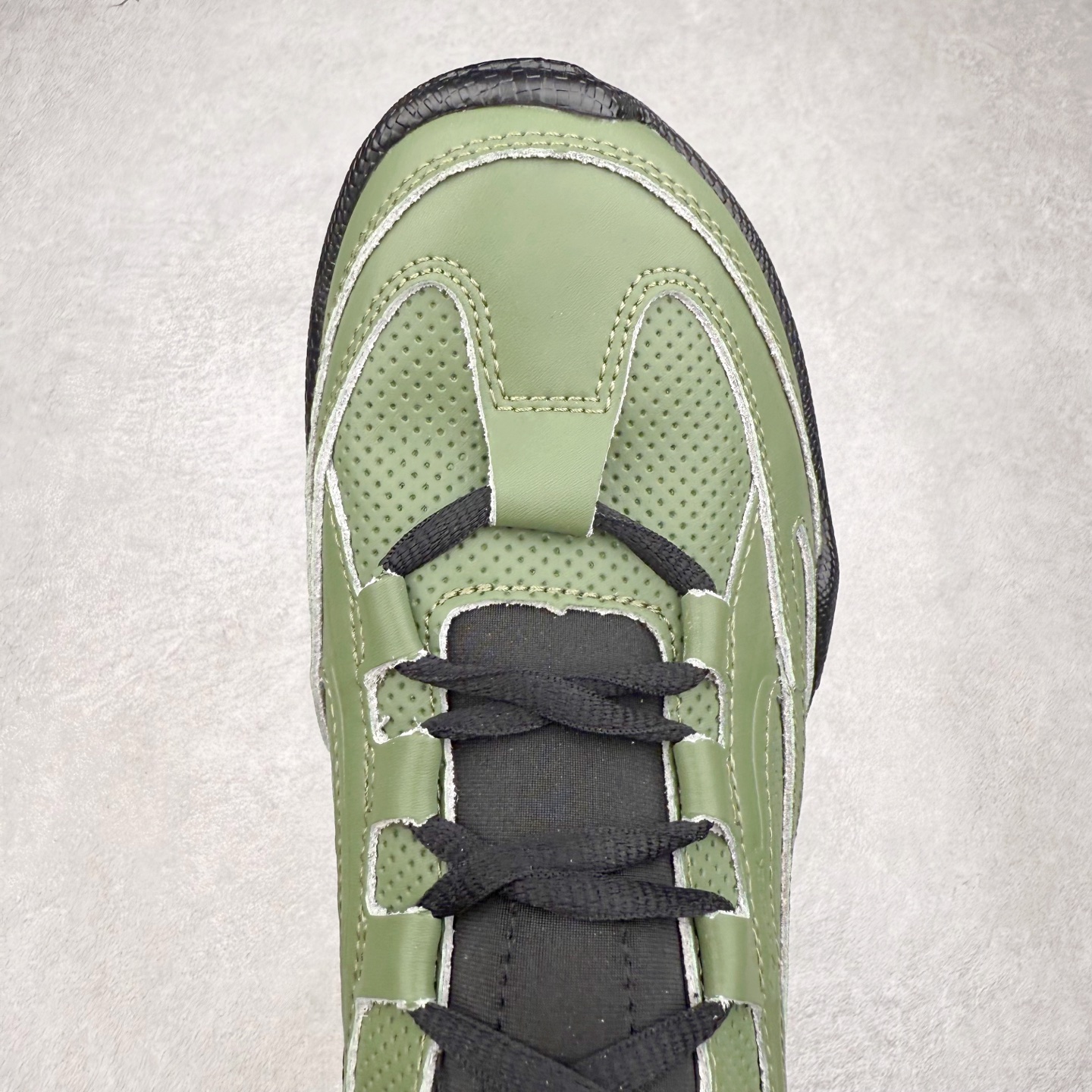 图片[4]-ECCo爱步 Biom C 时尚简约牛皮减震耐磨低帮休闲跑步鞋 ECCO以三大核心特征为依托：北欧设计风格、鞋履制作、积极的生活方式。北欧设计风格：北欧设计特点是独特、有格调、实用和简约，并且品质优良。鞋履制作：ECCO钟爱鞋履制作以及一切与鞋履制作相关的事物。积极的生活方式：ECCO的创始人希望制作出的鞋履无需磨合，即可完美贴合脚型，帮助人们享受行走的乐趣。ECCO的成功源自其产品质量和创新的技术水平，恪守“鞋遵循双足”的设计理念，将的舒适度和风格融为一体。ECCO跑遍全世界寻找创新的原料。从制革制鞋一体化的设置，源头上控制皮革质量，确保对人体无害。 尺码：38 39 40 41 42 43 44 （皮鞋码）-选品中心