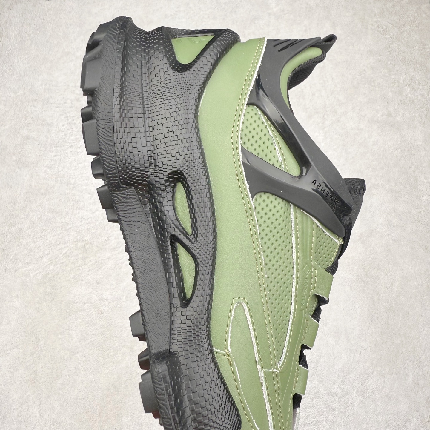 图片[6]-ECCo爱步 Biom C 时尚简约牛皮减震耐磨低帮休闲跑步鞋 ECCO以三大核心特征为依托：北欧设计风格、鞋履制作、积极的生活方式。北欧设计风格：北欧设计特点是独特、有格调、实用和简约，并且品质优良。鞋履制作：ECCO钟爱鞋履制作以及一切与鞋履制作相关的事物。积极的生活方式：ECCO的创始人希望制作出的鞋履无需磨合，即可完美贴合脚型，帮助人们享受行走的乐趣。ECCO的成功源自其产品质量和创新的技术水平，恪守“鞋遵循双足”的设计理念，将的舒适度和风格融为一体。ECCO跑遍全世界寻找创新的原料。从制革制鞋一体化的设置，源头上控制皮革质量，确保对人体无害。 尺码：38 39 40 41 42 43 44 （皮鞋码）-选品中心