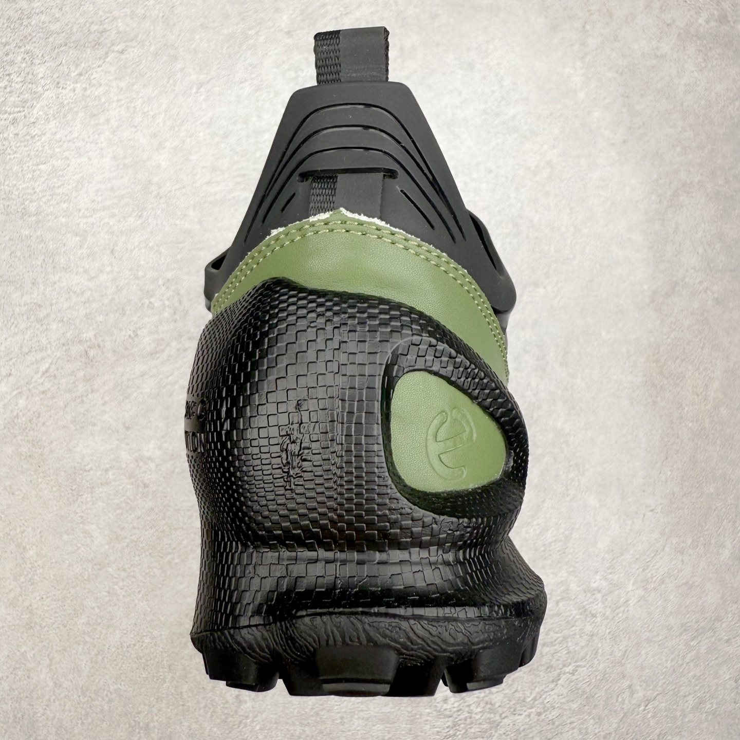 图片[8]-ECCo爱步 Biom C 时尚简约牛皮减震耐磨低帮休闲跑步鞋 ECCO以三大核心特征为依托：北欧设计风格、鞋履制作、积极的生活方式。北欧设计风格：北欧设计特点是独特、有格调、实用和简约，并且品质优良。鞋履制作：ECCO钟爱鞋履制作以及一切与鞋履制作相关的事物。积极的生活方式：ECCO的创始人希望制作出的鞋履无需磨合，即可完美贴合脚型，帮助人们享受行走的乐趣。ECCO的成功源自其产品质量和创新的技术水平，恪守“鞋遵循双足”的设计理念，将的舒适度和风格融为一体。ECCO跑遍全世界寻找创新的原料。从制革制鞋一体化的设置，源头上控制皮革质量，确保对人体无害。 尺码：38 39 40 41 42 43 44 （皮鞋码）-选品中心