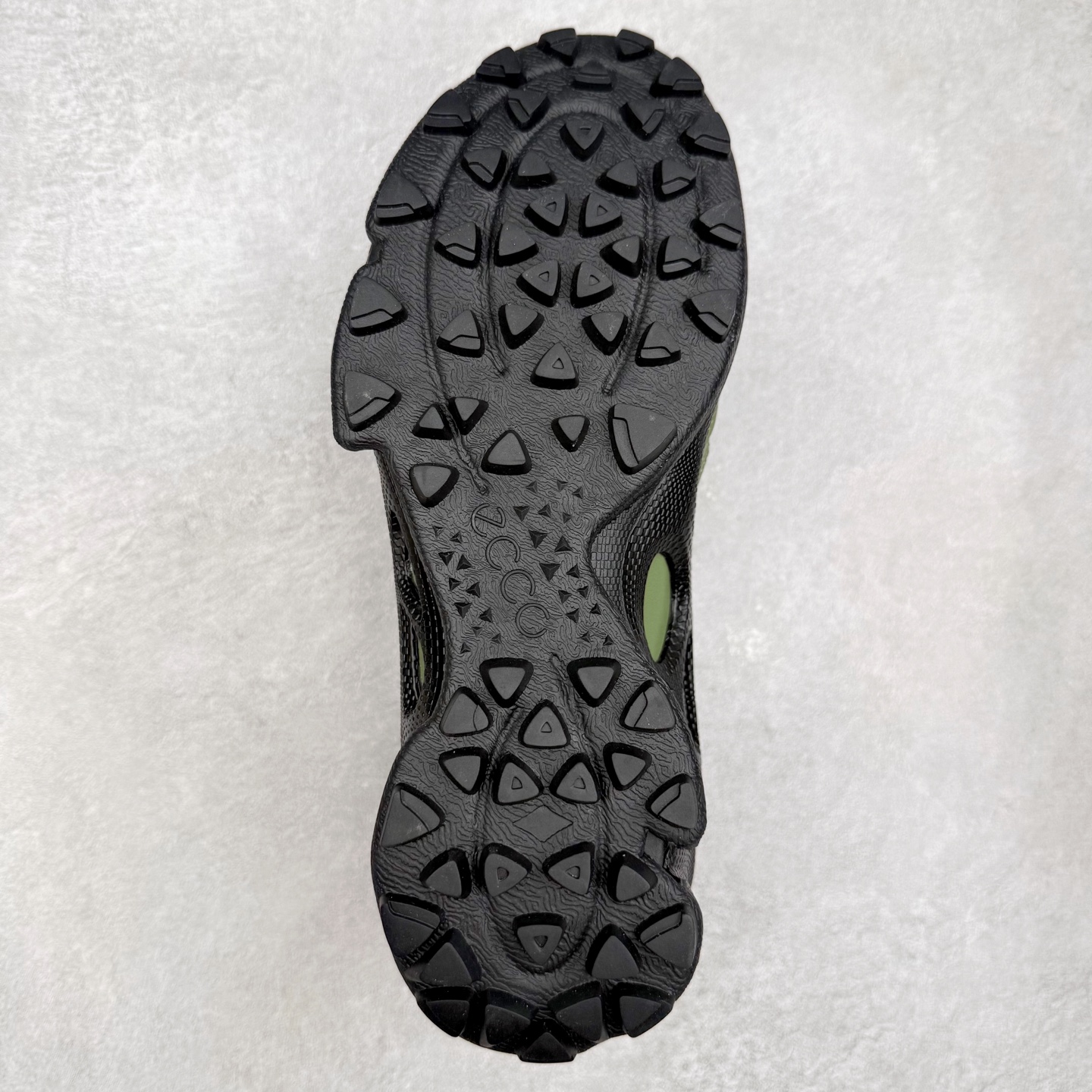 图片[9]-ECCo爱步 Biom C 时尚简约牛皮减震耐磨低帮休闲跑步鞋 ECCO以三大核心特征为依托：北欧设计风格、鞋履制作、积极的生活方式。北欧设计风格：北欧设计特点是独特、有格调、实用和简约，并且品质优良。鞋履制作：ECCO钟爱鞋履制作以及一切与鞋履制作相关的事物。积极的生活方式：ECCO的创始人希望制作出的鞋履无需磨合，即可完美贴合脚型，帮助人们享受行走的乐趣。ECCO的成功源自其产品质量和创新的技术水平，恪守“鞋遵循双足”的设计理念，将的舒适度和风格融为一体。ECCO跑遍全世界寻找创新的原料。从制革制鞋一体化的设置，源头上控制皮革质量，确保对人体无害。 尺码：38 39 40 41 42 43 44 （皮鞋码）-选品中心