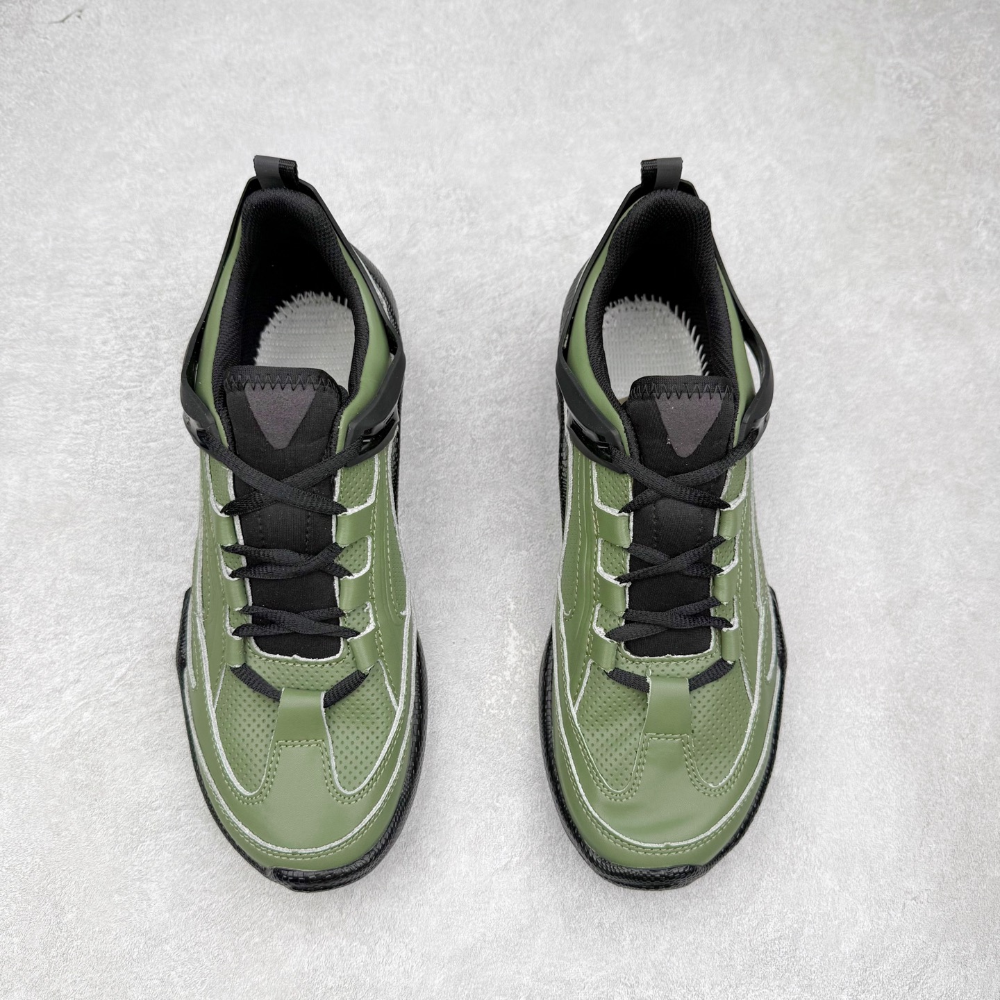 图片[2]-ECCo爱步 Biom C 时尚简约牛皮减震耐磨低帮休闲跑步鞋 ECCO以三大核心特征为依托：北欧设计风格、鞋履制作、积极的生活方式。北欧设计风格：北欧设计特点是独特、有格调、实用和简约，并且品质优良。鞋履制作：ECCO钟爱鞋履制作以及一切与鞋履制作相关的事物。积极的生活方式：ECCO的创始人希望制作出的鞋履无需磨合，即可完美贴合脚型，帮助人们享受行走的乐趣。ECCO的成功源自其产品质量和创新的技术水平，恪守“鞋遵循双足”的设计理念，将的舒适度和风格融为一体。ECCO跑遍全世界寻找创新的原料。从制革制鞋一体化的设置，源头上控制皮革质量，确保对人体无害。 尺码：38 39 40 41 42 43 44 （皮鞋码）-选品中心