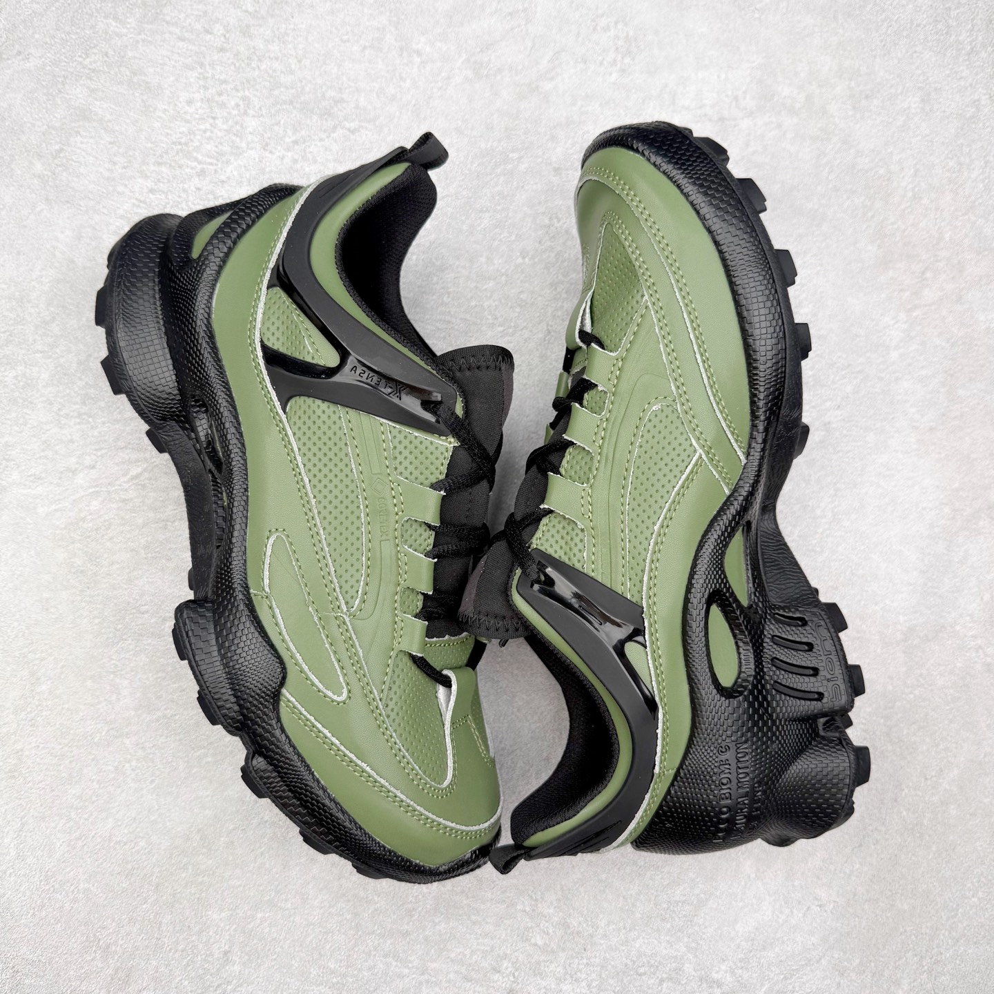 图片[3]-ECCo爱步 Biom C 时尚简约牛皮减震耐磨低帮休闲跑步鞋 ECCO以三大核心特征为依托：北欧设计风格、鞋履制作、积极的生活方式。北欧设计风格：北欧设计特点是独特、有格调、实用和简约，并且品质优良。鞋履制作：ECCO钟爱鞋履制作以及一切与鞋履制作相关的事物。积极的生活方式：ECCO的创始人希望制作出的鞋履无需磨合，即可完美贴合脚型，帮助人们享受行走的乐趣。ECCO的成功源自其产品质量和创新的技术水平，恪守“鞋遵循双足”的设计理念，将的舒适度和风格融为一体。ECCO跑遍全世界寻找创新的原料。从制革制鞋一体化的设置，源头上控制皮革质量，确保对人体无害。 尺码：38 39 40 41 42 43 44 （皮鞋码）-选品中心