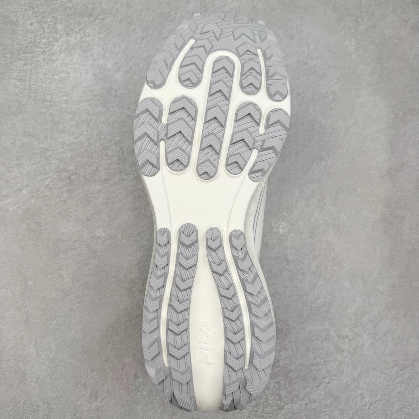 图片[9]-FILA斐乐 NUVOLE 3 ATR 柔云3 舒适休闲运动简约减震耐磨透气低帮户外功能鞋 FUSION 系列传承了 FILA 的百年基因，融入年轻运动及潮流文化，成为引领变革、创新突破的一代。以“1+N” 的跨界合作模式重现经典的同时创造经典。带来最出其不意的跨界合作惊喜。同时，FILAFUSION把FILA 的 DNA 融入到定制体验里，你可以随心制造厲于你的产品。FILA FUSION 的鞋家族涵盖了老爹鞋、跑步鞋、网球鞋、季节款。风格复古新潮，满足了时尚人士出行及各类运动的搭配需求，成为当下年轻人筷拥的鞋类品牌之一。FILA FUSION 走进年轻人的世界，通过年轻人运动，街舞，滑板，篮球，展现 FILA FUSION 的潮流态度和年轻文化。FILA FUSION 认为末来属于引领变革、创新突破的年轻一代，让我们一起构成 FILA 未来的蓝图吧！尺码：35.5 36 36.5 37.5 38 38.5 39 40 40.5 41 42 42.5 43 44 44.5 45-选品中心