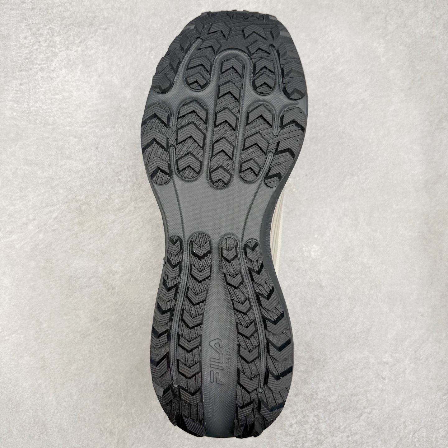 图片[9]-FILA斐乐 NUVOLE 3 ATR 柔云3 舒适休闲运动简约减震耐磨透气低帮户外功能鞋 FUSION 系列传承了 FILA 的百年基因，融入年轻运动及潮流文化，成为引领变革、创新突破的一代。以“1+N” 的跨界合作模式重现经典的同时创造经典。带来最出其不意的跨界合作惊喜。同时，FILAFUSION把FILA 的 DNA 融入到定制体验里，你可以随心制造厲于你的产品。FILA FUSION 的鞋家族涵盖了老爹鞋、跑步鞋、网球鞋、季节款。风格复古新潮，满足了时尚人士出行及各类运动的搭配需求，成为当下年轻人筷拥的鞋类品牌之一。FILA FUSION 走进年轻人的世界，通过年轻人运动，街舞，滑板，篮球，展现 FILA FUSION 的潮流态度和年轻文化。FILA FUSION 认为末来属于引领变革、创新突破的年轻一代，让我们一起构成 FILA 未来的蓝图吧！尺码：35.5 36 36.5 37.5 38 38.5 39 40 40.5 41 42 42.5 43 44 44.5 45-选品中心