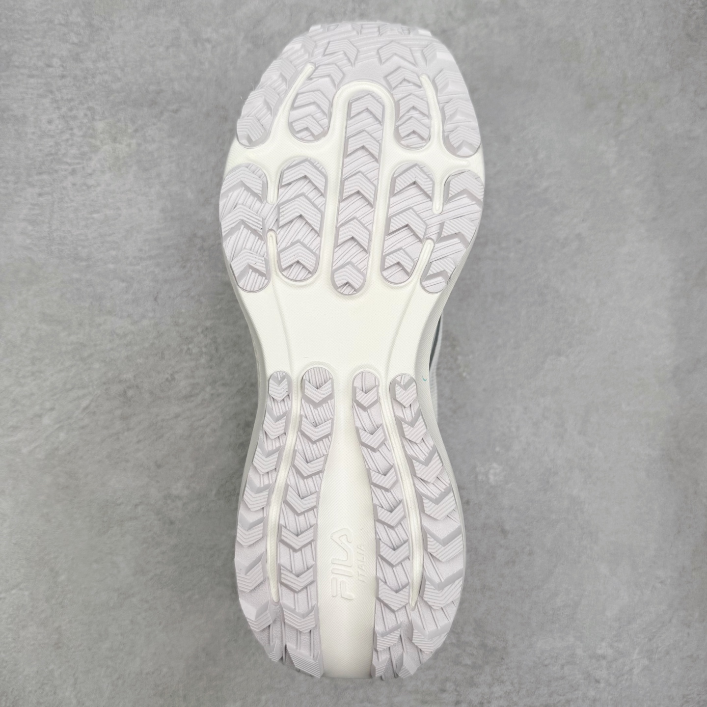 图片[9]-FILA斐乐 NUVOLE 3 ATR 柔云3 舒适休闲运动简约减震耐磨透气低帮户外功能鞋 FUSION 系列传承了 FILA 的百年基因，融入年轻运动及潮流文化，成为引领变革、创新突破的一代。以“1+N” 的跨界合作模式重现经典的同时创造经典。带来最出其不意的跨界合作惊喜。同时，FILAFUSION把FILA 的 DNA 融入到定制体验里，你可以随心制造厲于你的产品。FILA FUSION 的鞋家族涵盖了老爹鞋、跑步鞋、网球鞋、季节款。风格复古新潮，满足了时尚人士出行及各类运动的搭配需求，成为当下年轻人筷拥的鞋类品牌之一。FILA FUSION 走进年轻人的世界，通过年轻人运动，街舞，滑板，篮球，展现 FILA FUSION 的潮流态度和年轻文化。FILA FUSION 认为末来属于引领变革、创新突破的年轻一代，让我们一起构成 FILA 未来的蓝图吧！尺码：35.5 36 36.5 37.5 38 38.5 39 40 40.5 41 42 42.5 43 44 44.5 45-选品中心