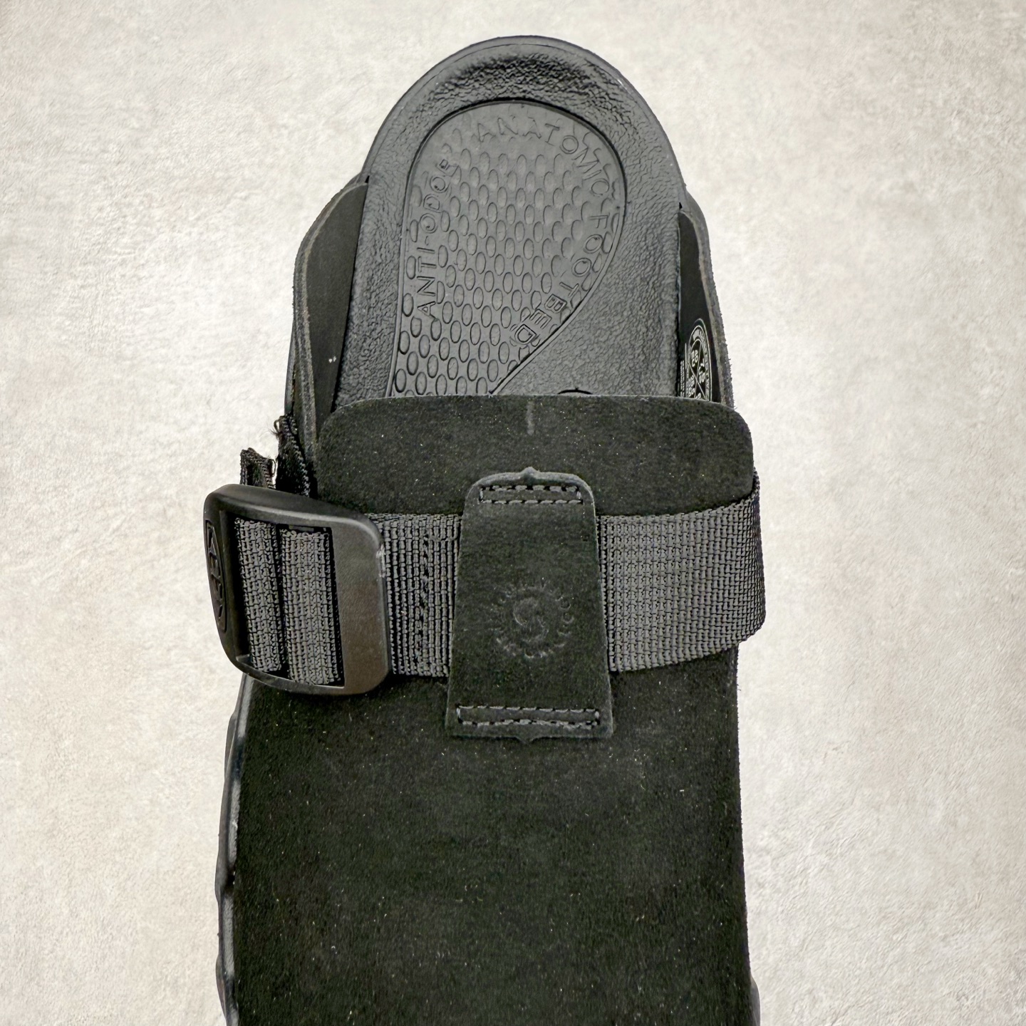 图片[5]-KEEN Hyperport Clog Leather 科恩舒适优雅轻盈 防臭包头拖鞋 KEEN诞生于2003年的美国人气户外品牌，以一双“保护脚趾”且能涉足水域的户外凉鞋NEWPORT诞生为契机，开启原创制鞋之路。KEEN相信，天空之下即是户外，因为户外不一定是极具挑战性的独自冒险，也可以是与朋友、家人和宠物一同分享外面的世界。同时，KEEN从诞生之初便始终贯彻环保制鞋的理念，不断创造出优秀的原创奇履。脚踏实地，致力向善。我们想和世界产生更多交集为世界减少更多负担，和你趣户外、趣做自己、趣环保让地球和生活都变得更美好。尺码：36 36.5 37.5 38 38.5 39 40 40.5 41 42 42.5 43 44 44.5 45-选品中心