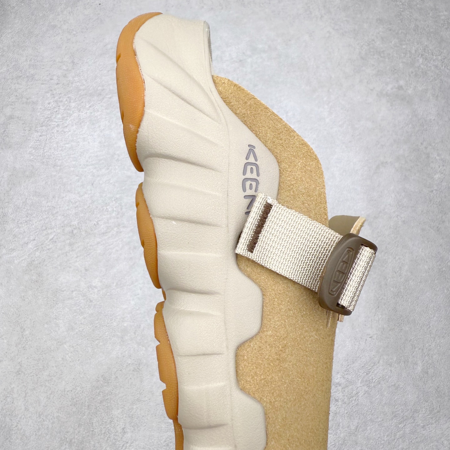 图片[6]-KEEN Hyperport Clog Leather 科恩舒适优雅轻盈 防臭包头拖鞋 KEEN诞生于2003年的美国人气户外品牌，以一双“保护脚趾”且能涉足水域的户外凉鞋NEWPORT诞生为契机，开启原创制鞋之路。KEEN相信，天空之下即是户外，因为户外不一定是极具挑战性的独自冒险，也可以是与朋友、家人和宠物一同分享外面的世界。同时，KEEN从诞生之初便始终贯彻环保制鞋的理念，不断创造出优秀的原创奇履。脚踏实地，致力向善。我们想和世界产生更多交集为世界减少更多负担，和你趣户外、趣做自己、趣环保让地球和生活都变得更美好。尺码：36 36.5 37.5 38 38.5 39 40 40.5 41 42 42.5 43 44 44.5 45-选品中心