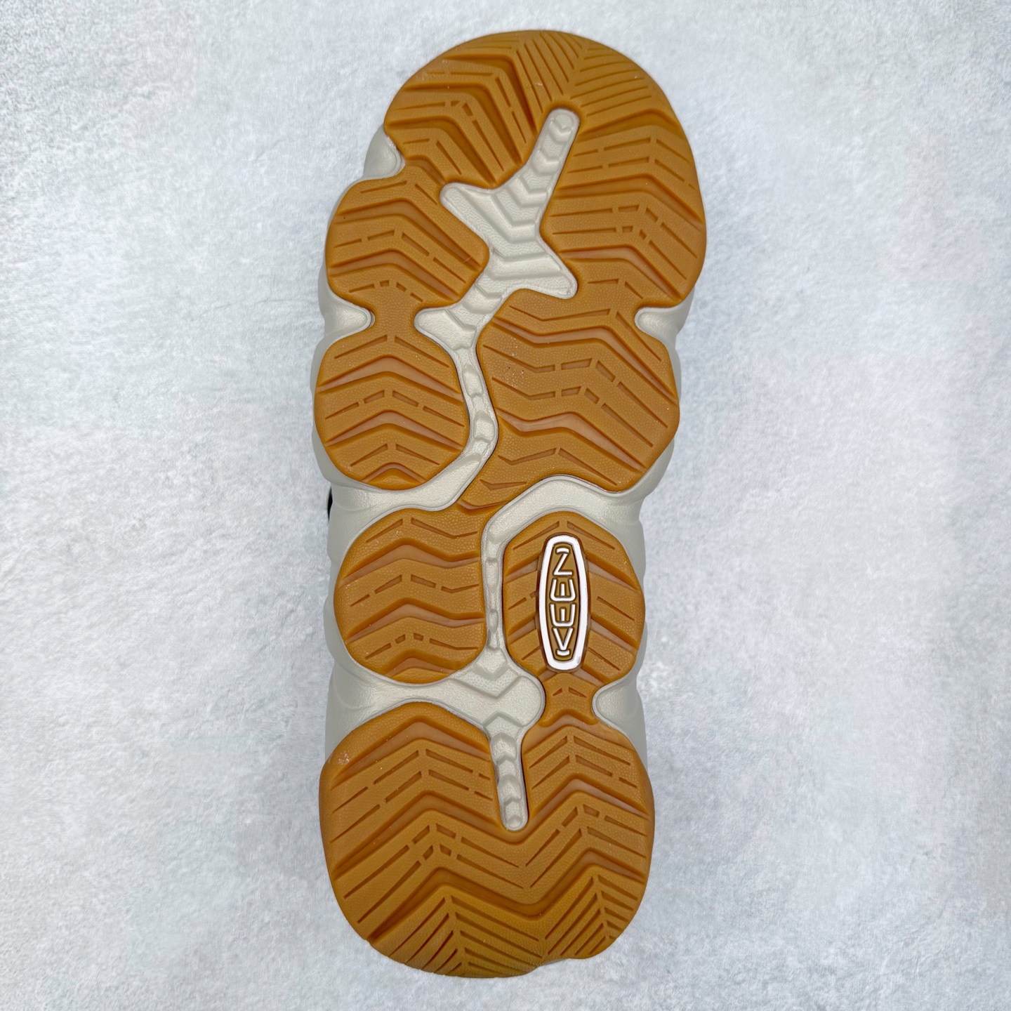 图片[9]-KEEN Hyperport Clog Leather 科恩舒适优雅轻盈 防臭包头拖鞋 KEEN诞生于2003年的美国人气户外品牌，以一双“保护脚趾”且能涉足水域的户外凉鞋NEWPORT诞生为契机，开启原创制鞋之路。KEEN相信，天空之下即是户外，因为户外不一定是极具挑战性的独自冒险，也可以是与朋友、家人和宠物一同分享外面的世界。同时，KEEN从诞生之初便始终贯彻环保制鞋的理念，不断创造出优秀的原创奇履。脚踏实地，致力向善。我们想和世界产生更多交集为世界减少更多负担，和你趣户外、趣做自己、趣环保让地球和生活都变得更美好。尺码：36 36.5 37.5 38 38.5 39 40 40.5 41 42 42.5 43 44 44.5 45-选品中心