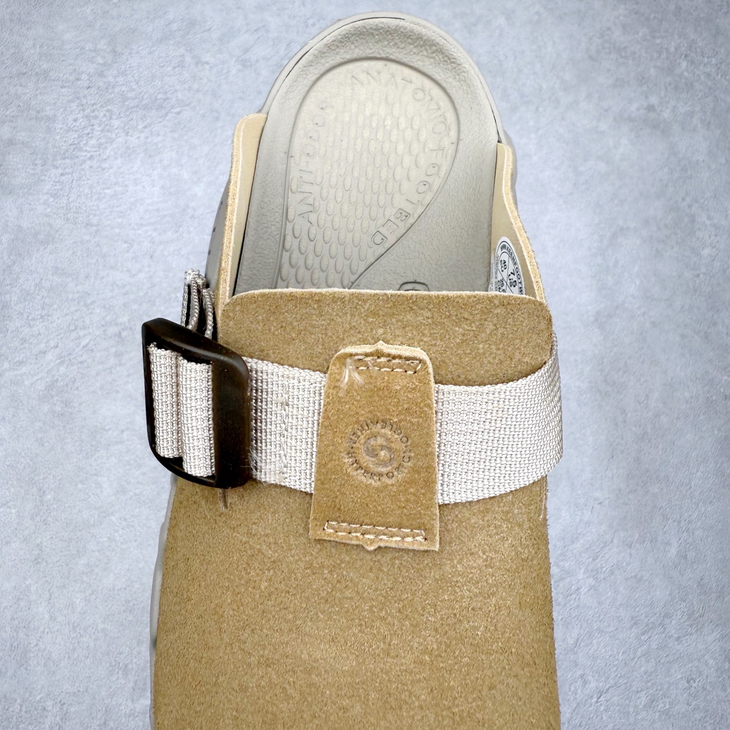 图片[5]-KEEN Hyperport Clog Leather 科恩舒适优雅轻盈 防臭包头拖鞋 KEEN诞生于2003年的美国人气户外品牌，以一双“保护脚趾”且能涉足水域的户外凉鞋NEWPORT诞生为契机，开启原创制鞋之路。KEEN相信，天空之下即是户外，因为户外不一定是极具挑战性的独自冒险，也可以是与朋友、家人和宠物一同分享外面的世界。同时，KEEN从诞生之初便始终贯彻环保制鞋的理念，不断创造出优秀的原创奇履。脚踏实地，致力向善。我们想和世界产生更多交集为世界减少更多负担，和你趣户外、趣做自己、趣环保让地球和生活都变得更美好。尺码：36 36.5 37.5 38 38.5 39 40 40.5 41 42 42.5 43 44 44.5 45-选品中心