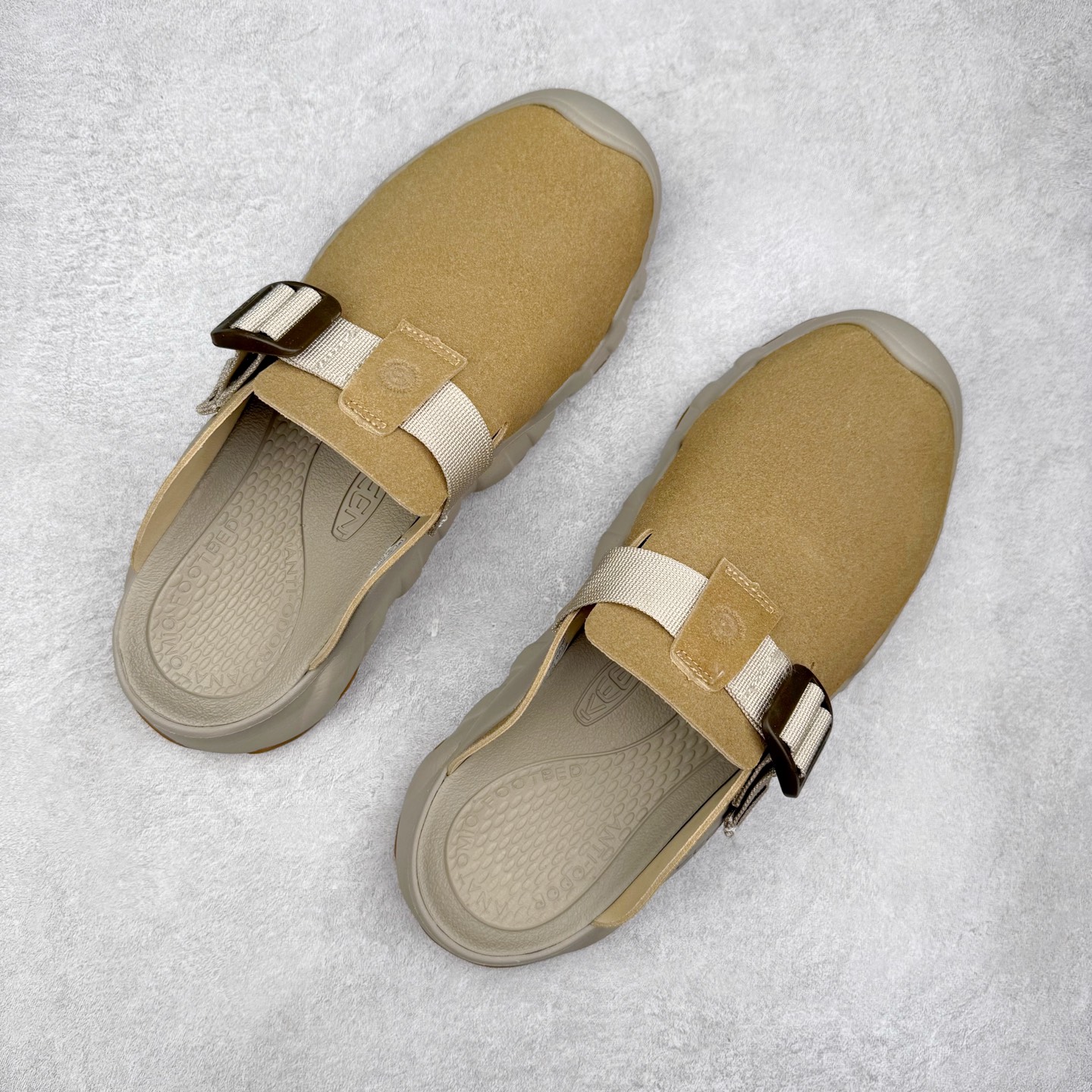 图片[3]-KEEN Hyperport Clog Leather 科恩舒适优雅轻盈 防臭包头拖鞋 KEEN诞生于2003年的美国人气户外品牌，以一双“保护脚趾”且能涉足水域的户外凉鞋NEWPORT诞生为契机，开启原创制鞋之路。KEEN相信，天空之下即是户外，因为户外不一定是极具挑战性的独自冒险，也可以是与朋友、家人和宠物一同分享外面的世界。同时，KEEN从诞生之初便始终贯彻环保制鞋的理念，不断创造出优秀的原创奇履。脚踏实地，致力向善。我们想和世界产生更多交集为世界减少更多负担，和你趣户外、趣做自己、趣环保让地球和生活都变得更美好。尺码：36 36.5 37.5 38 38.5 39 40 40.5 41 42 42.5 43 44 44.5 45-选品中心