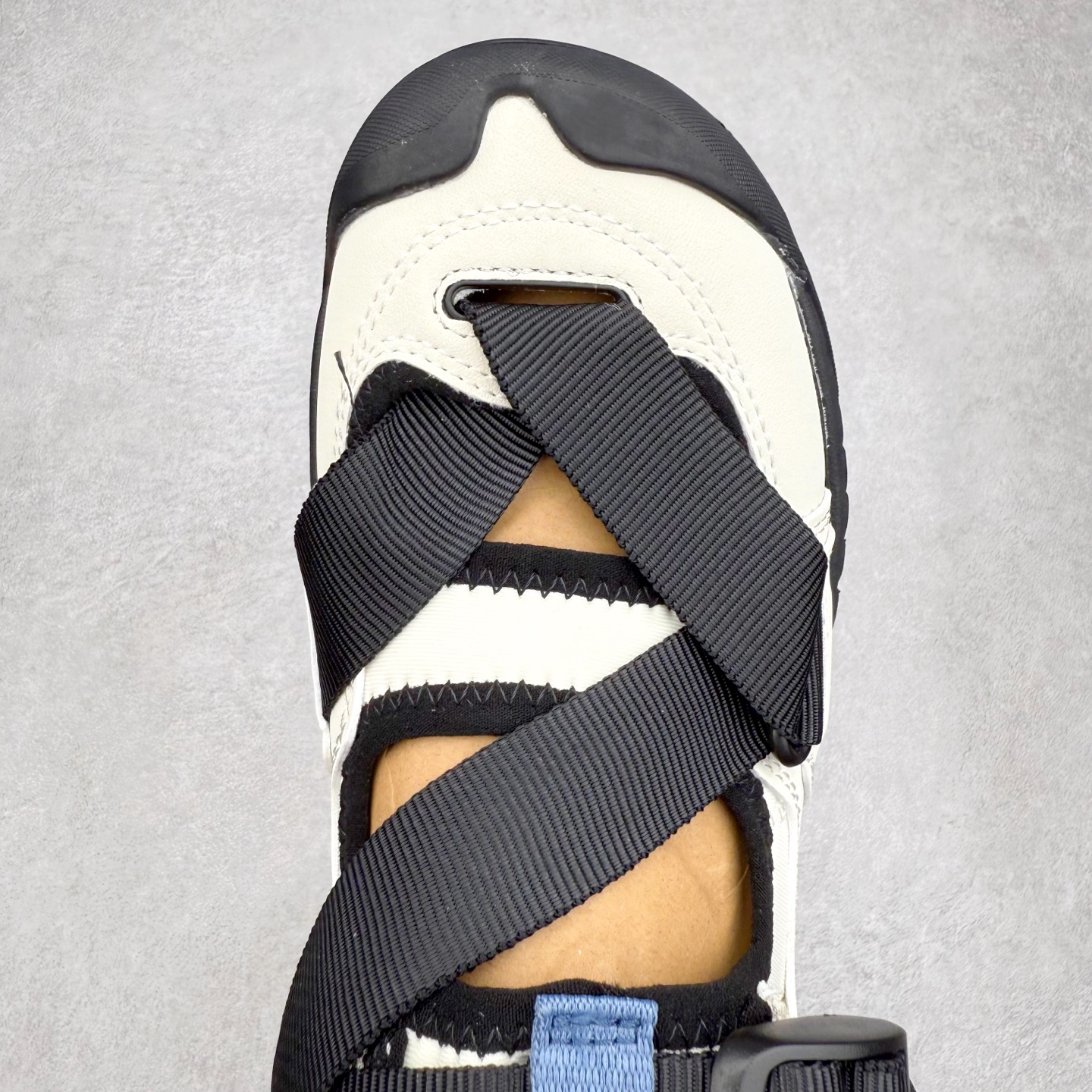 图片[4]-KEEN Hoodzerra Sandal 科恩户外山系野营徒步休闲芭蕾凉鞋情侣款玛丽珍 生活休闲鞋 男女同款 KEEN诞生于2003年的美国人气户外品牌，以一双“保护脚趾”且能涉足水域的户外凉鞋NEWPORT诞生为契机，开启原创制鞋之路。KEEN相信，天空之下即是户外，因为户外不一定是极具挑战性的独自冒险，也可以是与朋友、家人和宠物一同分享外面的世界。同时，KEEN从诞生之初便始终贯彻环保制鞋的理念，不断创造出优秀的原创奇履。脚踏实地，致力向善。我们想和世界产生更多交集为世界减少更多负担，和你趣户外、趣做自己、趣环保让地球和生活都变得更美好。尺码：36 36.5 37.5 38 38.5 39 40 40.5 41 42 42.5 43 44 44.5 45-选品中心