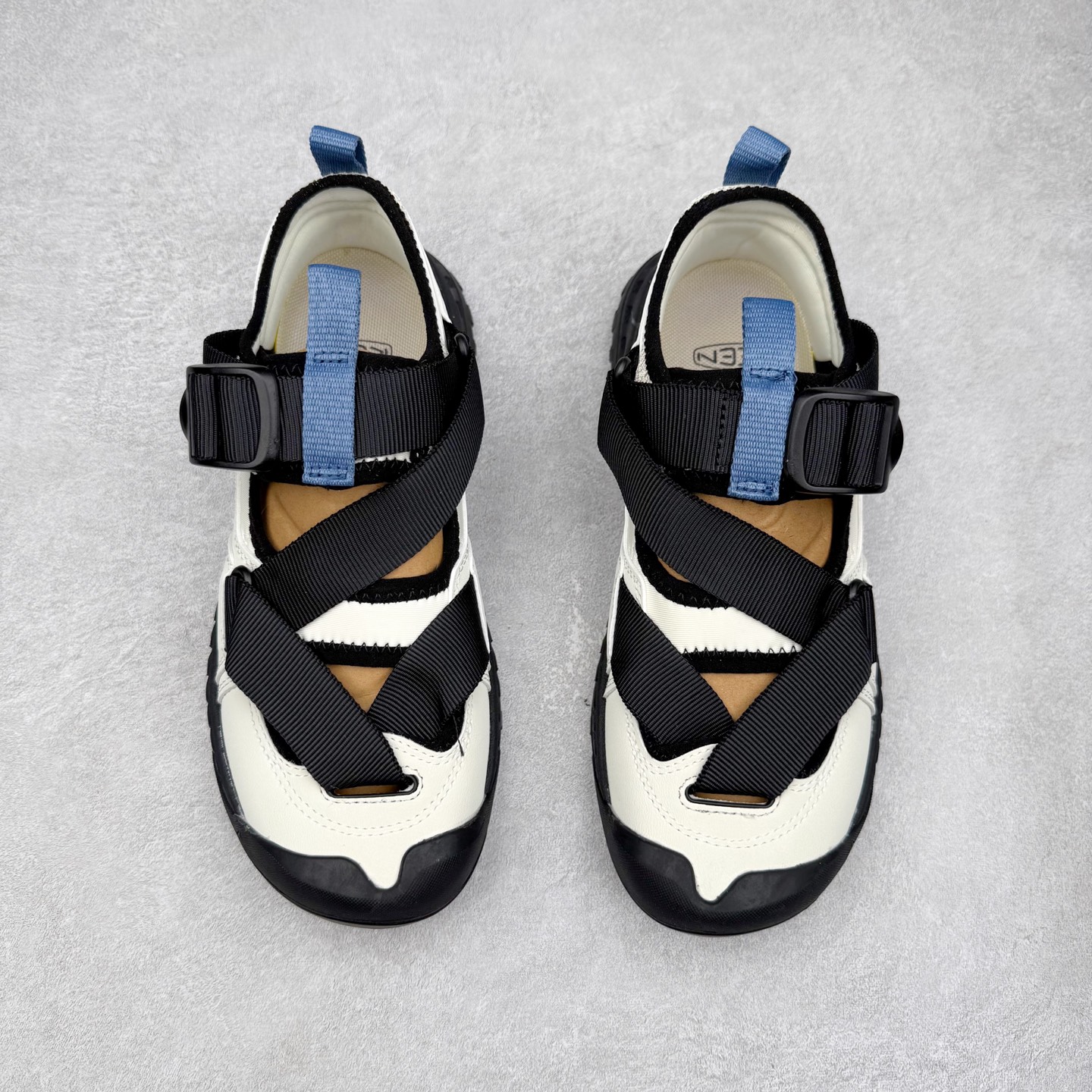 图片[2]-KEEN Hoodzerra Sandal 科恩户外山系野营徒步休闲芭蕾凉鞋情侣款玛丽珍 生活休闲鞋 男女同款 KEEN诞生于2003年的美国人气户外品牌，以一双“保护脚趾”且能涉足水域的户外凉鞋NEWPORT诞生为契机，开启原创制鞋之路。KEEN相信，天空之下即是户外，因为户外不一定是极具挑战性的独自冒险，也可以是与朋友、家人和宠物一同分享外面的世界。同时，KEEN从诞生之初便始终贯彻环保制鞋的理念，不断创造出优秀的原创奇履。脚踏实地，致力向善。我们想和世界产生更多交集为世界减少更多负担，和你趣户外、趣做自己、趣环保让地球和生活都变得更美好。尺码：36 36.5 37.5 38 38.5 39 40 40.5 41 42 42.5 43 44 44.5 45-选品中心