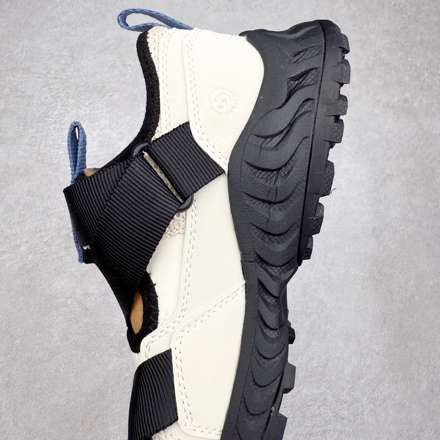 图片[7]-KEEN Hoodzerra Sandal 科恩户外山系野营徒步休闲芭蕾凉鞋情侣款玛丽珍 生活休闲鞋 男女同款 KEEN诞生于2003年的美国人气户外品牌，以一双“保护脚趾”且能涉足水域的户外凉鞋NEWPORT诞生为契机，开启原创制鞋之路。KEEN相信，天空之下即是户外，因为户外不一定是极具挑战性的独自冒险，也可以是与朋友、家人和宠物一同分享外面的世界。同时，KEEN从诞生之初便始终贯彻环保制鞋的理念，不断创造出优秀的原创奇履。脚踏实地，致力向善。我们想和世界产生更多交集为世界减少更多负担，和你趣户外、趣做自己、趣环保让地球和生活都变得更美好。尺码：36 36.5 37.5 38 38.5 39 40 40.5 41 42 42.5 43 44 44.5 45-选品中心