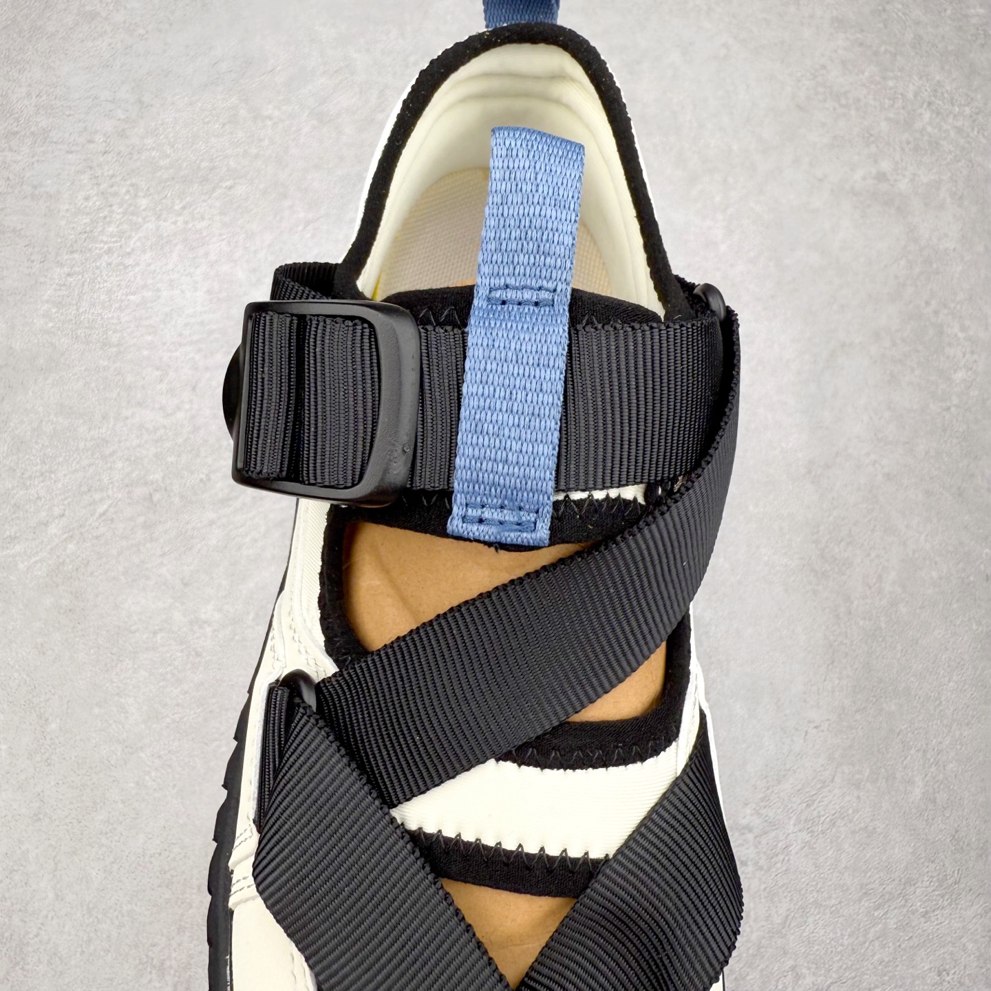 图片[5]-KEEN Hoodzerra Sandal 科恩户外山系野营徒步休闲芭蕾凉鞋情侣款玛丽珍 生活休闲鞋 男女同款 KEEN诞生于2003年的美国人气户外品牌，以一双“保护脚趾”且能涉足水域的户外凉鞋NEWPORT诞生为契机，开启原创制鞋之路。KEEN相信，天空之下即是户外，因为户外不一定是极具挑战性的独自冒险，也可以是与朋友、家人和宠物一同分享外面的世界。同时，KEEN从诞生之初便始终贯彻环保制鞋的理念，不断创造出优秀的原创奇履。脚踏实地，致力向善。我们想和世界产生更多交集为世界减少更多负担，和你趣户外、趣做自己、趣环保让地球和生活都变得更美好。尺码：36 36.5 37.5 38 38.5 39 40 40.5 41 42 42.5 43 44 44.5 45-选品中心