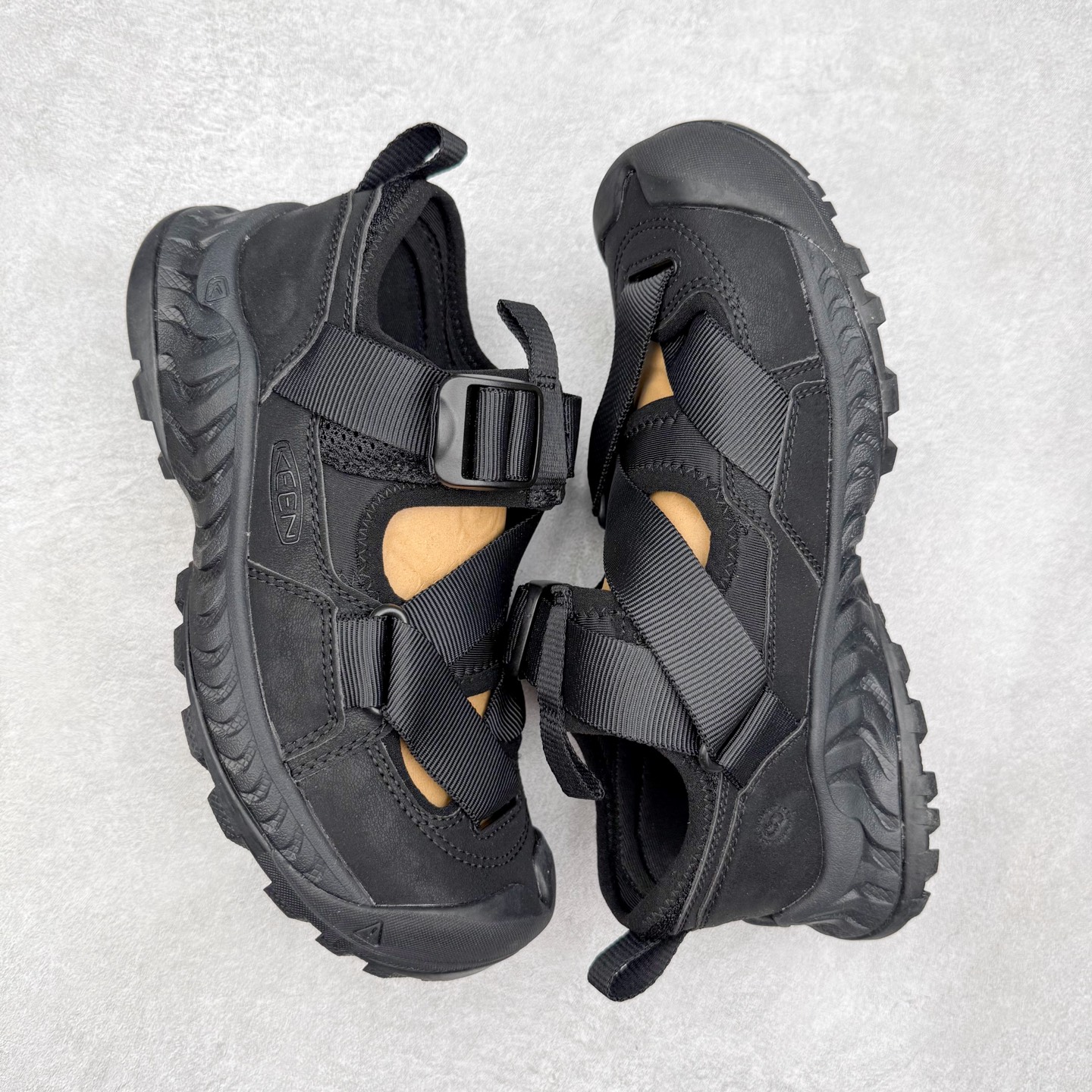 图片[3]-KEEN Hoodzerra Sandal 科恩户外山系野营徒步休闲芭蕾凉鞋情侣款玛丽珍 生活休闲鞋 男女同款 KEEN诞生于2003年的美国人气户外品牌，以一双“保护脚趾”且能涉足水域的户外凉鞋NEWPORT诞生为契机，开启原创制鞋之路。KEEN相信，天空之下即是户外，因为户外不一定是极具挑战性的独自冒险，也可以是与朋友、家人和宠物一同分享外面的世界。同时，KEEN从诞生之初便始终贯彻环保制鞋的理念，不断创造出优秀的原创奇履。脚踏实地，致力向善。我们想和世界产生更多交集为世界减少更多负担，和你趣户外、趣做自己、趣环保让地球和生活都变得更美好。尺码：36 36.5 37.5 38 38.5 39 40 40.5 41 42 42.5 43 44 44.5 45-选品中心