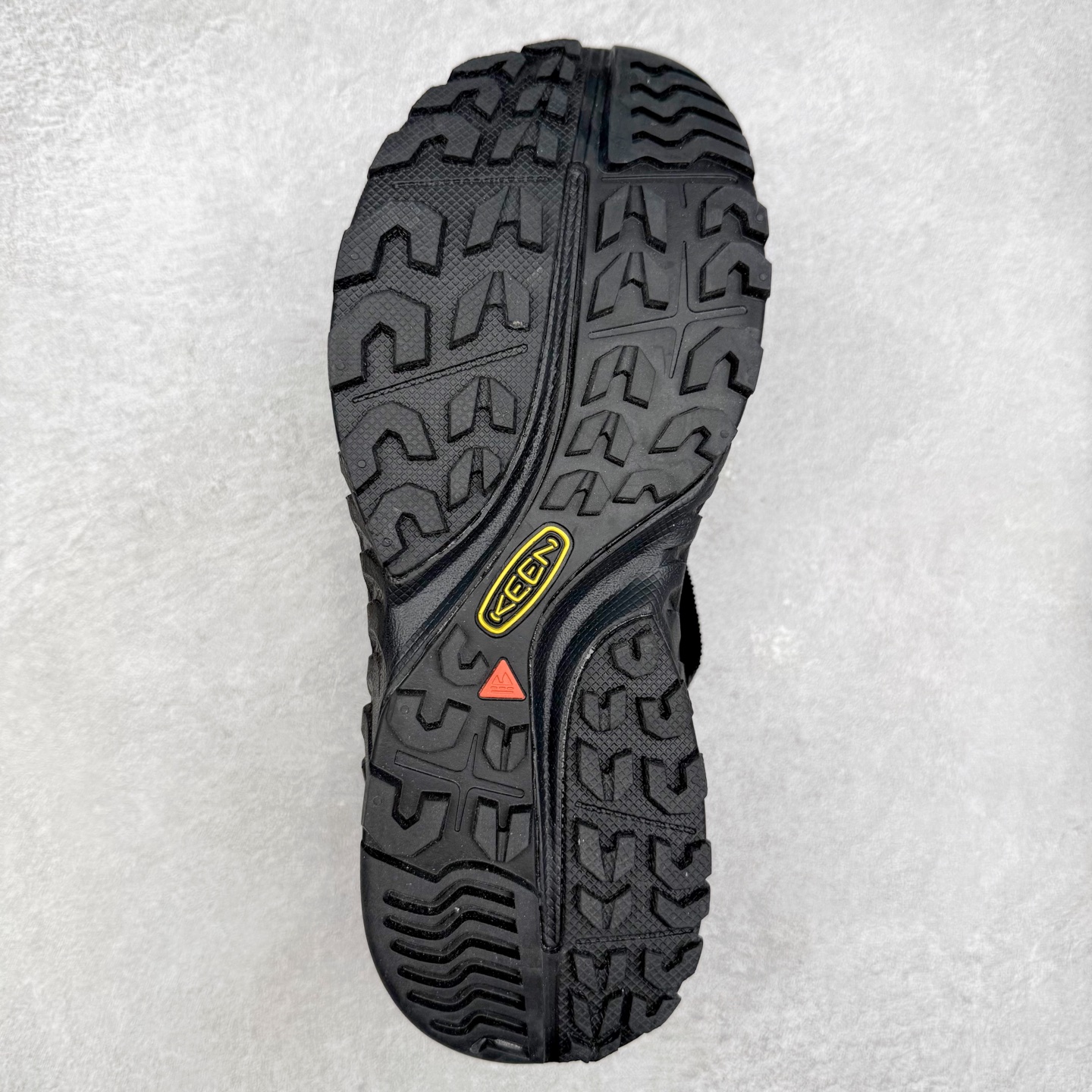 图片[9]-KEEN Hoodzerra Sandal 科恩户外山系野营徒步休闲芭蕾凉鞋情侣款玛丽珍 生活休闲鞋 男女同款 KEEN诞生于2003年的美国人气户外品牌，以一双“保护脚趾”且能涉足水域的户外凉鞋NEWPORT诞生为契机，开启原创制鞋之路。KEEN相信，天空之下即是户外，因为户外不一定是极具挑战性的独自冒险，也可以是与朋友、家人和宠物一同分享外面的世界。同时，KEEN从诞生之初便始终贯彻环保制鞋的理念，不断创造出优秀的原创奇履。脚踏实地，致力向善。我们想和世界产生更多交集为世界减少更多负担，和你趣户外、趣做自己、趣环保让地球和生活都变得更美好。尺码：36 36.5 37.5 38 38.5 39 40 40.5 41 42 42.5 43 44 44.5 45-选品中心