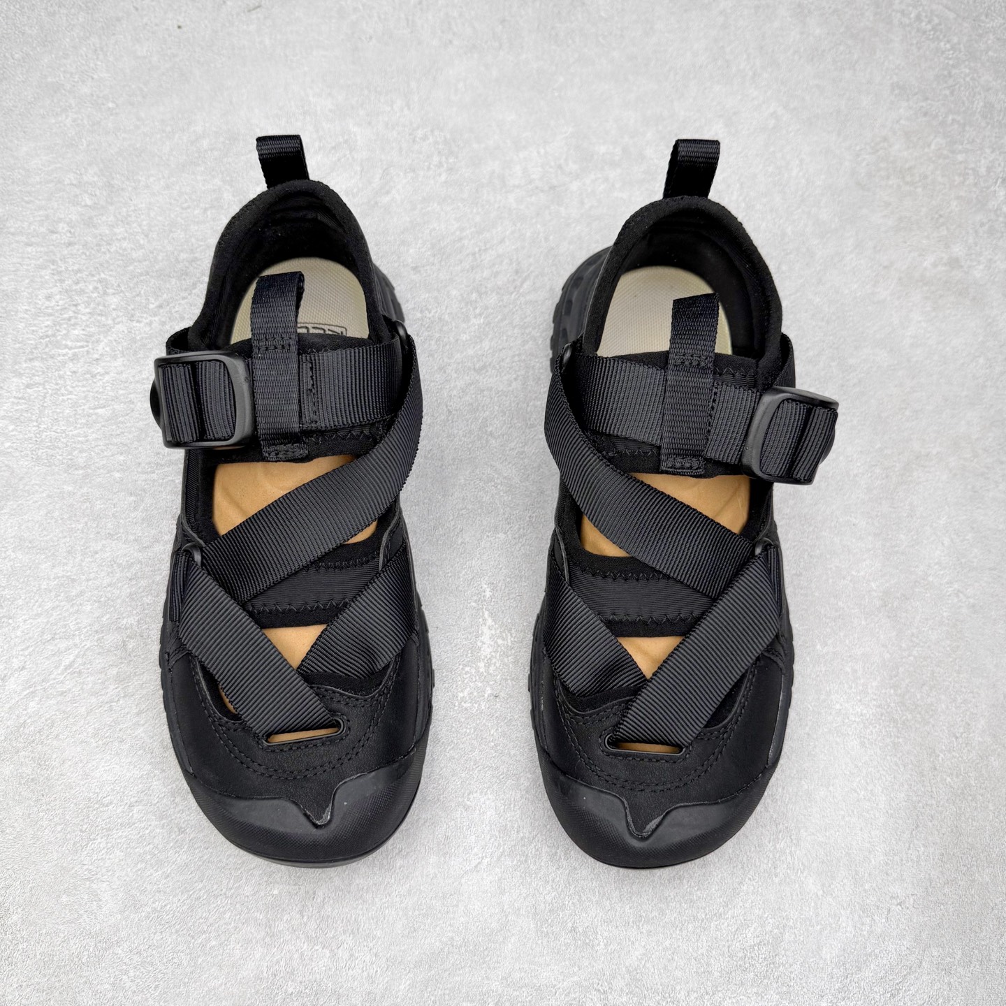 图片[2]-KEEN Hoodzerra Sandal 科恩户外山系野营徒步休闲芭蕾凉鞋情侣款玛丽珍 生活休闲鞋 男女同款 KEEN诞生于2003年的美国人气户外品牌，以一双“保护脚趾”且能涉足水域的户外凉鞋NEWPORT诞生为契机，开启原创制鞋之路。KEEN相信，天空之下即是户外，因为户外不一定是极具挑战性的独自冒险，也可以是与朋友、家人和宠物一同分享外面的世界。同时，KEEN从诞生之初便始终贯彻环保制鞋的理念，不断创造出优秀的原创奇履。脚踏实地，致力向善。我们想和世界产生更多交集为世界减少更多负担，和你趣户外、趣做自己、趣环保让地球和生活都变得更美好。尺码：36 36.5 37.5 38 38.5 39 40 40.5 41 42 42.5 43 44 44.5 45-选品中心