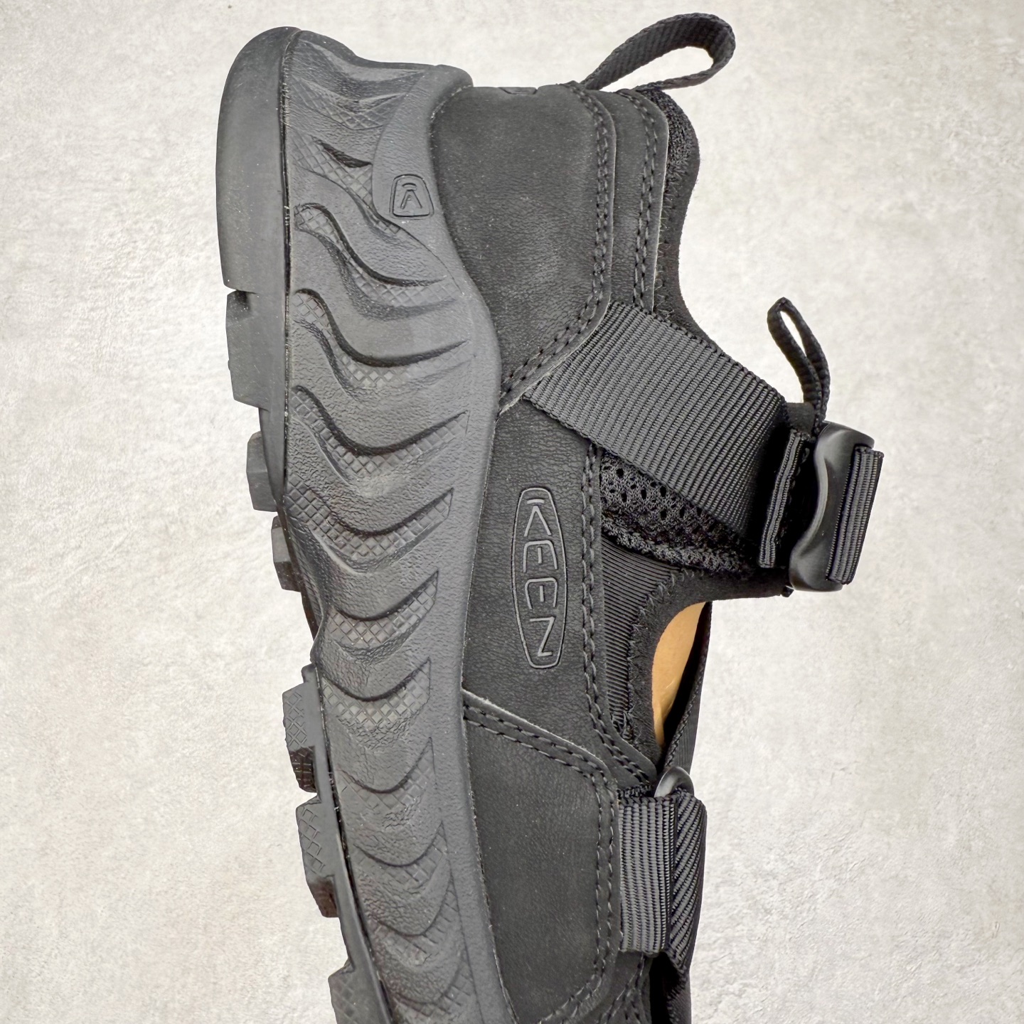 图片[6]-KEEN Hoodzerra Sandal 科恩户外山系野营徒步休闲芭蕾凉鞋情侣款玛丽珍 生活休闲鞋 男女同款 KEEN诞生于2003年的美国人气户外品牌，以一双“保护脚趾”且能涉足水域的户外凉鞋NEWPORT诞生为契机，开启原创制鞋之路。KEEN相信，天空之下即是户外，因为户外不一定是极具挑战性的独自冒险，也可以是与朋友、家人和宠物一同分享外面的世界。同时，KEEN从诞生之初便始终贯彻环保制鞋的理念，不断创造出优秀的原创奇履。脚踏实地，致力向善。我们想和世界产生更多交集为世界减少更多负担，和你趣户外、趣做自己、趣环保让地球和生活都变得更美好。尺码：36 36.5 37.5 38 38.5 39 40 40.5 41 42 42.5 43 44 44.5 45-选品中心