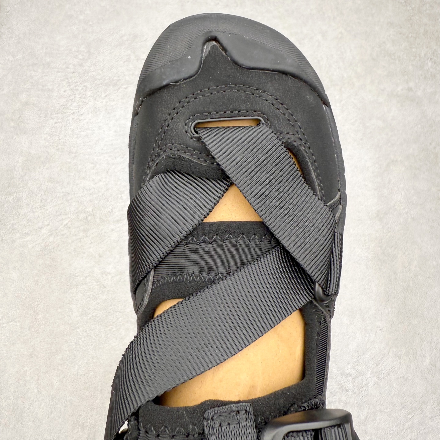 图片[4]-KEEN Hoodzerra Sandal 科恩户外山系野营徒步休闲芭蕾凉鞋情侣款玛丽珍 生活休闲鞋 男女同款 KEEN诞生于2003年的美国人气户外品牌，以一双“保护脚趾”且能涉足水域的户外凉鞋NEWPORT诞生为契机，开启原创制鞋之路。KEEN相信，天空之下即是户外，因为户外不一定是极具挑战性的独自冒险，也可以是与朋友、家人和宠物一同分享外面的世界。同时，KEEN从诞生之初便始终贯彻环保制鞋的理念，不断创造出优秀的原创奇履。脚踏实地，致力向善。我们想和世界产生更多交集为世界减少更多负担，和你趣户外、趣做自己、趣环保让地球和生活都变得更美好。尺码：36 36.5 37.5 38 38.5 39 40 40.5 41 42 42.5 43 44 44.5 45-选品中心