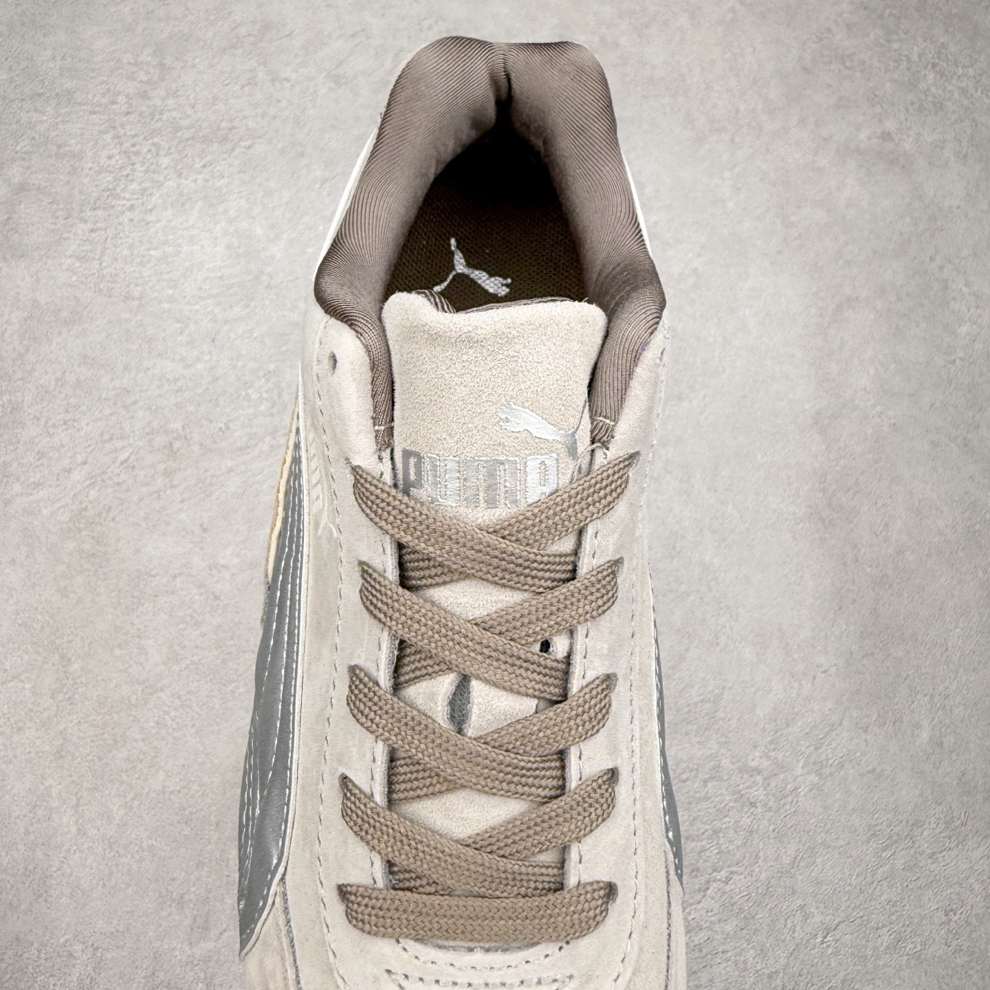 图片[5]-＃特价福利 PUMA Speedca OG 彪马极速赛车系列低帮德训风拼接复古百搭休闲运动赛车鞋 鞋款从80、90年代赛车手所穿的防火赛车鞋为原型，鞋身线条模仿了赛车的流线廓形，体现了空气动力学原理的结构。简约流畅的外观，恰好又和贯穿其中的Formstrip Logo融合恰到好处，视觉上细节丰富且协调。本次Speedcat OG鞋款归来，最大看点自然式保留了窄版鞋型以及薄底构造。这两年各品牌鞋底越做越厚，Speedcat反其道而行之，上脚几乎无鞋底的效果带来耳目一新的视觉体验。鞋面依旧是以质感细腻的麂皮材质打造，并且大面积近乎全包裹的使用，复古味道也愈发浓烈。配色上更是将最原始的黑色和红色带回，向F1赛车队的标志性队服致敬。相信让各位一眼种草的更多是出挑的大红色，上脚即可瞬间点亮整体造型，在以球鞋为核心的OOTD中脱颖而出。而另一款黑色则是低调的万金油，彰显新潮个性的同时又不喧宾夺主，也是热爱简约系穿搭朋友的首选。 尺码：35.5 36 37 37.5 38 38.5 39 40 40.5 41 42 42.5 43 44 44.5 45-选品中心