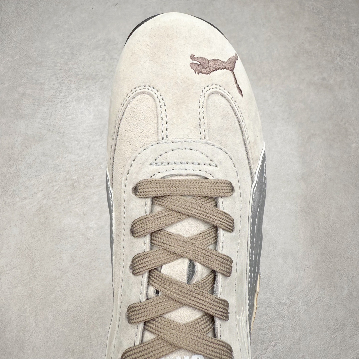 图片[4]-＃特价福利 PUMA Speedca OG 彪马极速赛车系列低帮德训风拼接复古百搭休闲运动赛车鞋 鞋款从80、90年代赛车手所穿的防火赛车鞋为原型，鞋身线条模仿了赛车的流线廓形，体现了空气动力学原理的结构。简约流畅的外观，恰好又和贯穿其中的Formstrip Logo融合恰到好处，视觉上细节丰富且协调。本次Speedcat OG鞋款归来，最大看点自然式保留了窄版鞋型以及薄底构造。这两年各品牌鞋底越做越厚，Speedcat反其道而行之，上脚几乎无鞋底的效果带来耳目一新的视觉体验。鞋面依旧是以质感细腻的麂皮材质打造，并且大面积近乎全包裹的使用，复古味道也愈发浓烈。配色上更是将最原始的黑色和红色带回，向F1赛车队的标志性队服致敬。相信让各位一眼种草的更多是出挑的大红色，上脚即可瞬间点亮整体造型，在以球鞋为核心的OOTD中脱颖而出。而另一款黑色则是低调的万金油，彰显新潮个性的同时又不喧宾夺主，也是热爱简约系穿搭朋友的首选。 尺码：35.5 36 37 37.5 38 38.5 39 40 40.5 41 42 42.5 43 44 44.5 45-选品中心