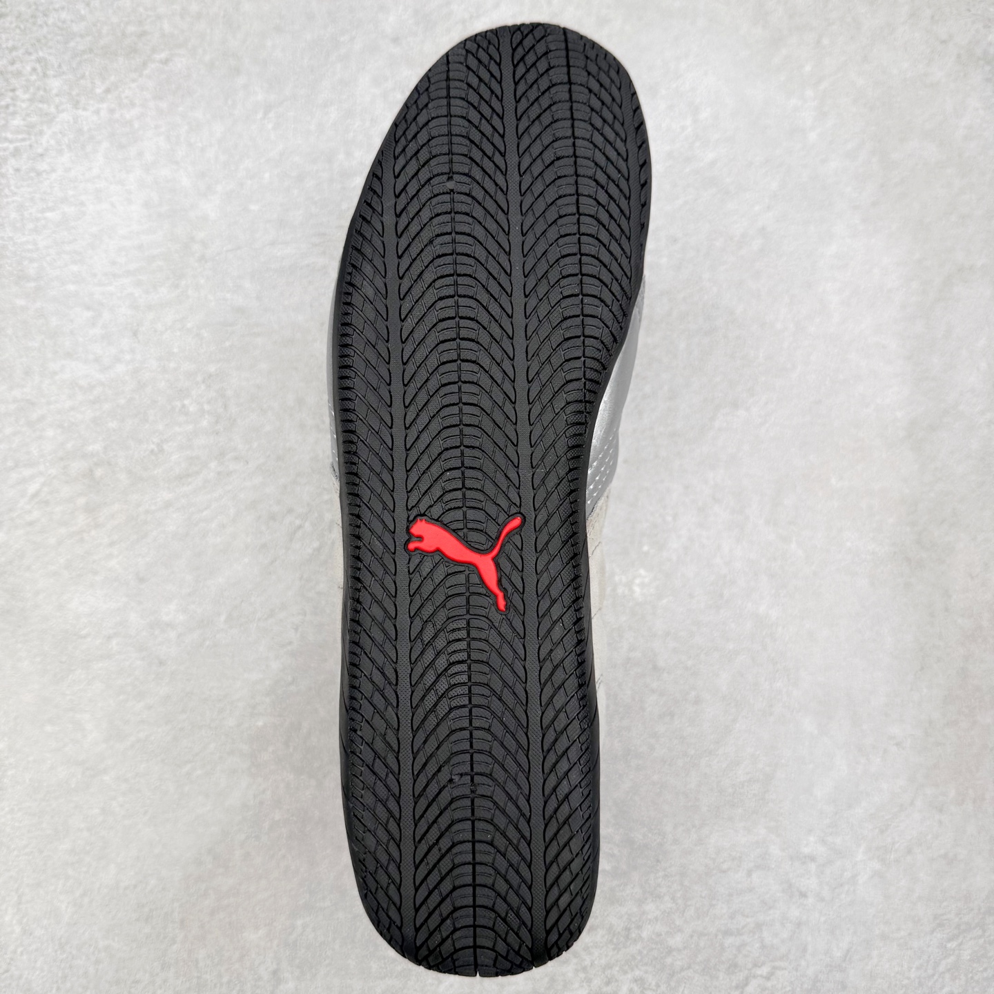 图片[9]-＃特价福利 PUMA Speedca OG 彪马极速赛车系列低帮德训风拼接复古百搭休闲运动赛车鞋 鞋款从80、90年代赛车手所穿的防火赛车鞋为原型，鞋身线条模仿了赛车的流线廓形，体现了空气动力学原理的结构。简约流畅的外观，恰好又和贯穿其中的Formstrip Logo融合恰到好处，视觉上细节丰富且协调。本次Speedcat OG鞋款归来，最大看点自然式保留了窄版鞋型以及薄底构造。这两年各品牌鞋底越做越厚，Speedcat反其道而行之，上脚几乎无鞋底的效果带来耳目一新的视觉体验。鞋面依旧是以质感细腻的麂皮材质打造，并且大面积近乎全包裹的使用，复古味道也愈发浓烈。配色上更是将最原始的黑色和红色带回，向F1赛车队的标志性队服致敬。相信让各位一眼种草的更多是出挑的大红色，上脚即可瞬间点亮整体造型，在以球鞋为核心的OOTD中脱颖而出。而另一款黑色则是低调的万金油，彰显新潮个性的同时又不喧宾夺主，也是热爱简约系穿搭朋友的首选。 尺码：35.5 36 37 37.5 38 38.5 39 40 40.5 41 42 42.5 43 44 44.5 45-选品中心