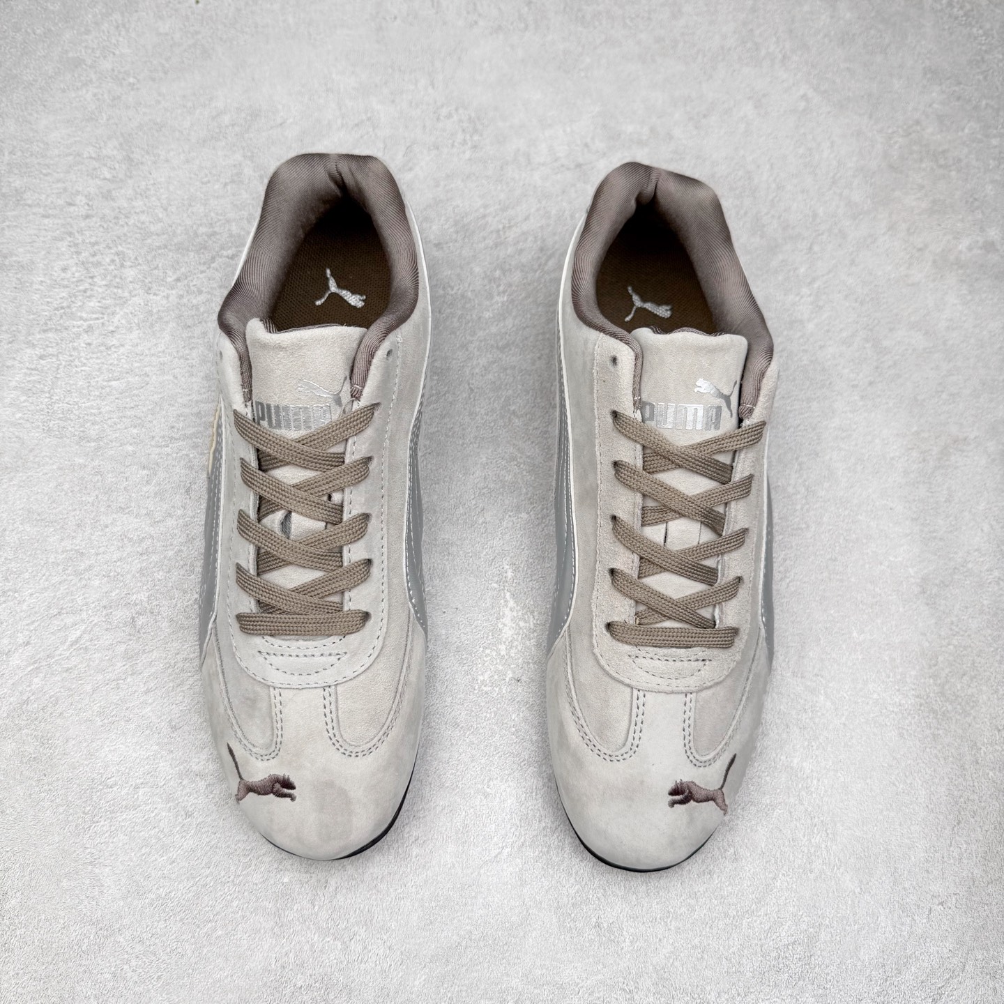 图片[2]-＃特价福利 PUMA Speedca OG 彪马极速赛车系列低帮德训风拼接复古百搭休闲运动赛车鞋 鞋款从80、90年代赛车手所穿的防火赛车鞋为原型，鞋身线条模仿了赛车的流线廓形，体现了空气动力学原理的结构。简约流畅的外观，恰好又和贯穿其中的Formstrip Logo融合恰到好处，视觉上细节丰富且协调。本次Speedcat OG鞋款归来，最大看点自然式保留了窄版鞋型以及薄底构造。这两年各品牌鞋底越做越厚，Speedcat反其道而行之，上脚几乎无鞋底的效果带来耳目一新的视觉体验。鞋面依旧是以质感细腻的麂皮材质打造，并且大面积近乎全包裹的使用，复古味道也愈发浓烈。配色上更是将最原始的黑色和红色带回，向F1赛车队的标志性队服致敬。相信让各位一眼种草的更多是出挑的大红色，上脚即可瞬间点亮整体造型，在以球鞋为核心的OOTD中脱颖而出。而另一款黑色则是低调的万金油，彰显新潮个性的同时又不喧宾夺主，也是热爱简约系穿搭朋友的首选。 尺码：35.5 36 37 37.5 38 38.5 39 40 40.5 41 42 42.5 43 44 44.5 45-选品中心