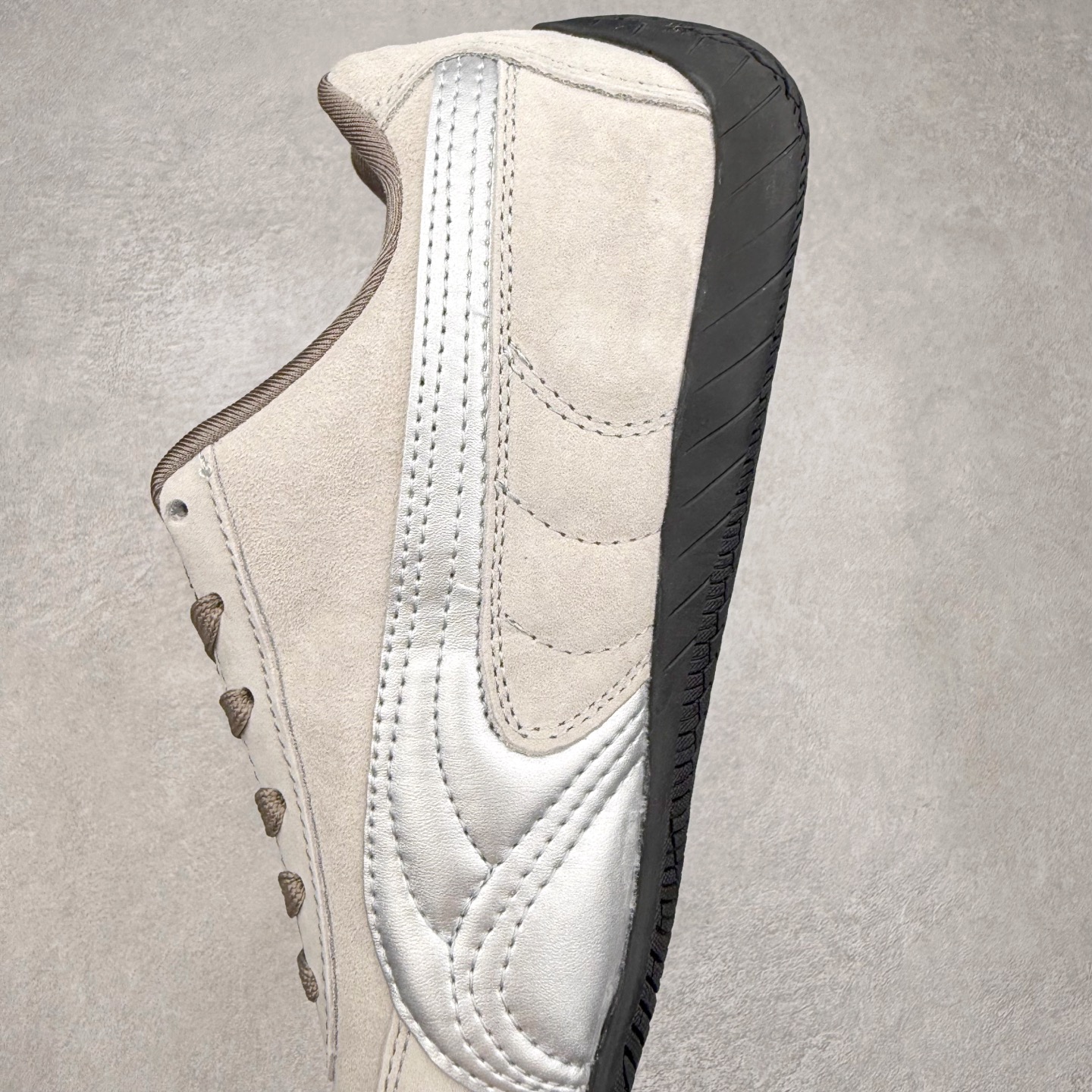 图片[7]-＃特价福利 PUMA Speedca OG 彪马极速赛车系列低帮德训风拼接复古百搭休闲运动赛车鞋 鞋款从80、90年代赛车手所穿的防火赛车鞋为原型，鞋身线条模仿了赛车的流线廓形，体现了空气动力学原理的结构。简约流畅的外观，恰好又和贯穿其中的Formstrip Logo融合恰到好处，视觉上细节丰富且协调。本次Speedcat OG鞋款归来，最大看点自然式保留了窄版鞋型以及薄底构造。这两年各品牌鞋底越做越厚，Speedcat反其道而行之，上脚几乎无鞋底的效果带来耳目一新的视觉体验。鞋面依旧是以质感细腻的麂皮材质打造，并且大面积近乎全包裹的使用，复古味道也愈发浓烈。配色上更是将最原始的黑色和红色带回，向F1赛车队的标志性队服致敬。相信让各位一眼种草的更多是出挑的大红色，上脚即可瞬间点亮整体造型，在以球鞋为核心的OOTD中脱颖而出。而另一款黑色则是低调的万金油，彰显新潮个性的同时又不喧宾夺主，也是热爱简约系穿搭朋友的首选。 尺码：35.5 36 37 37.5 38 38.5 39 40 40.5 41 42 42.5 43 44 44.5 45-选品中心