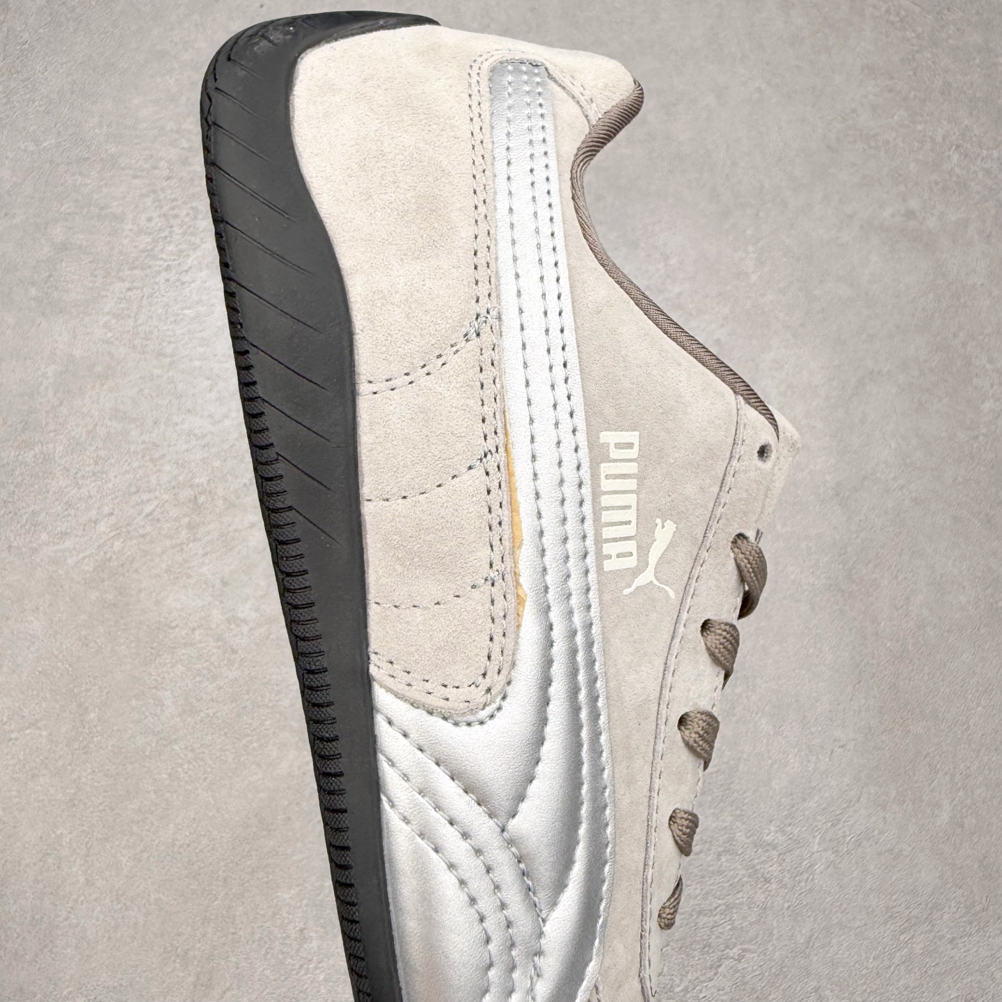 图片[6]-＃特价福利 PUMA Speedca OG 彪马极速赛车系列低帮德训风拼接复古百搭休闲运动赛车鞋 鞋款从80、90年代赛车手所穿的防火赛车鞋为原型，鞋身线条模仿了赛车的流线廓形，体现了空气动力学原理的结构。简约流畅的外观，恰好又和贯穿其中的Formstrip Logo融合恰到好处，视觉上细节丰富且协调。本次Speedcat OG鞋款归来，最大看点自然式保留了窄版鞋型以及薄底构造。这两年各品牌鞋底越做越厚，Speedcat反其道而行之，上脚几乎无鞋底的效果带来耳目一新的视觉体验。鞋面依旧是以质感细腻的麂皮材质打造，并且大面积近乎全包裹的使用，复古味道也愈发浓烈。配色上更是将最原始的黑色和红色带回，向F1赛车队的标志性队服致敬。相信让各位一眼种草的更多是出挑的大红色，上脚即可瞬间点亮整体造型，在以球鞋为核心的OOTD中脱颖而出。而另一款黑色则是低调的万金油，彰显新潮个性的同时又不喧宾夺主，也是热爱简约系穿搭朋友的首选。 尺码：35.5 36 37 37.5 38 38.5 39 40 40.5 41 42 42.5 43 44 44.5 45-选品中心