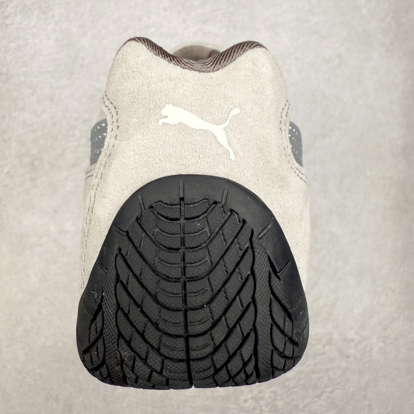 图片[8]-＃特价福利 PUMA Speedca OG 彪马极速赛车系列低帮德训风拼接复古百搭休闲运动赛车鞋 鞋款从80、90年代赛车手所穿的防火赛车鞋为原型，鞋身线条模仿了赛车的流线廓形，体现了空气动力学原理的结构。简约流畅的外观，恰好又和贯穿其中的Formstrip Logo融合恰到好处，视觉上细节丰富且协调。本次Speedcat OG鞋款归来，最大看点自然式保留了窄版鞋型以及薄底构造。这两年各品牌鞋底越做越厚，Speedcat反其道而行之，上脚几乎无鞋底的效果带来耳目一新的视觉体验。鞋面依旧是以质感细腻的麂皮材质打造，并且大面积近乎全包裹的使用，复古味道也愈发浓烈。配色上更是将最原始的黑色和红色带回，向F1赛车队的标志性队服致敬。相信让各位一眼种草的更多是出挑的大红色，上脚即可瞬间点亮整体造型，在以球鞋为核心的OOTD中脱颖而出。而另一款黑色则是低调的万金油，彰显新潮个性的同时又不喧宾夺主，也是热爱简约系穿搭朋友的首选。 尺码：35.5 36 37 37.5 38 38.5 39 40 40.5 41 42 42.5 43 44 44.5 45-选品中心