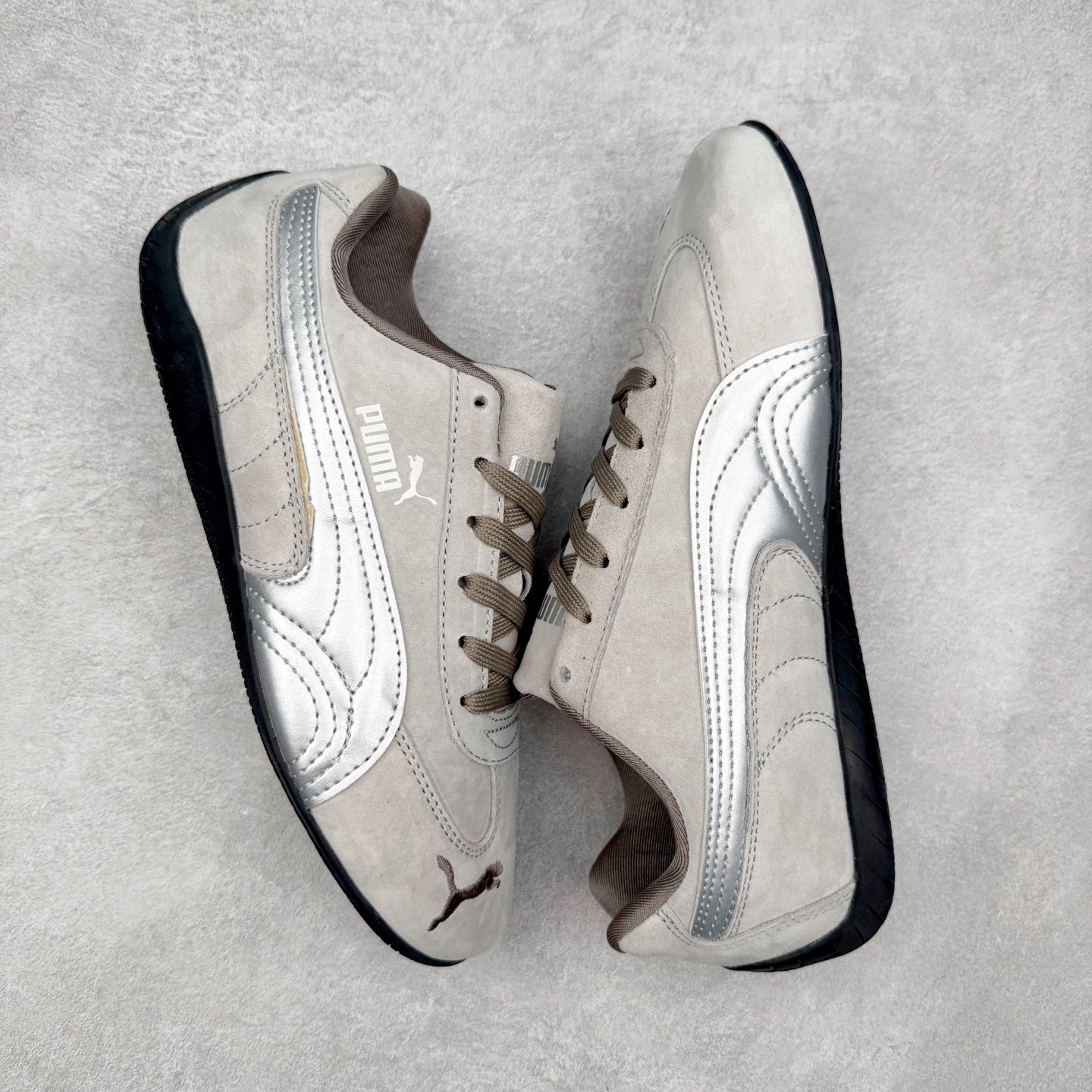 图片[3]-＃特价福利 PUMA Speedca OG 彪马极速赛车系列低帮德训风拼接复古百搭休闲运动赛车鞋 鞋款从80、90年代赛车手所穿的防火赛车鞋为原型，鞋身线条模仿了赛车的流线廓形，体现了空气动力学原理的结构。简约流畅的外观，恰好又和贯穿其中的Formstrip Logo融合恰到好处，视觉上细节丰富且协调。本次Speedcat OG鞋款归来，最大看点自然式保留了窄版鞋型以及薄底构造。这两年各品牌鞋底越做越厚，Speedcat反其道而行之，上脚几乎无鞋底的效果带来耳目一新的视觉体验。鞋面依旧是以质感细腻的麂皮材质打造，并且大面积近乎全包裹的使用，复古味道也愈发浓烈。配色上更是将最原始的黑色和红色带回，向F1赛车队的标志性队服致敬。相信让各位一眼种草的更多是出挑的大红色，上脚即可瞬间点亮整体造型，在以球鞋为核心的OOTD中脱颖而出。而另一款黑色则是低调的万金油，彰显新潮个性的同时又不喧宾夺主，也是热爱简约系穿搭朋友的首选。 尺码：35.5 36 37 37.5 38 38.5 39 40 40.5 41 42 42.5 43 44 44.5 45-选品中心