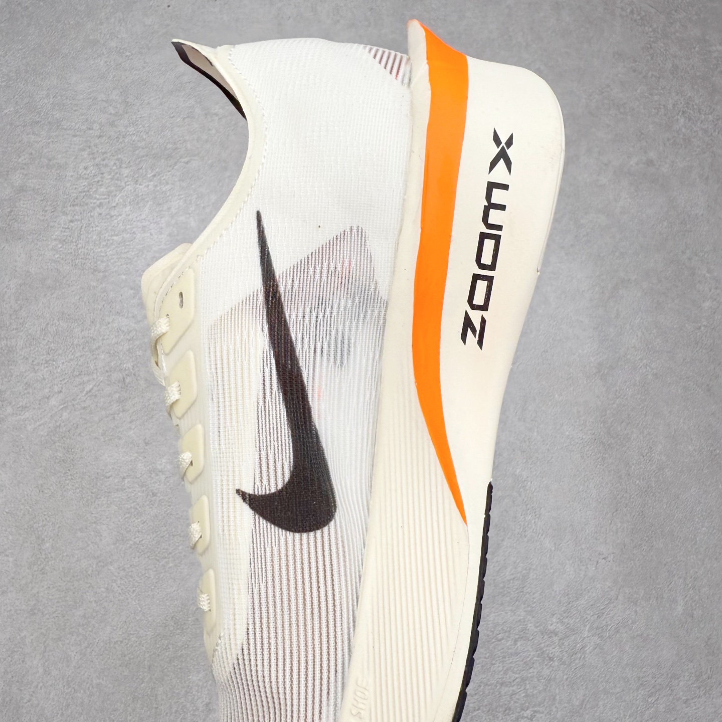 图片[7]-Jakob A. Ingebrigtsen x NK Zoom VaporFly Next 4% 舒适百搭透气回弹低帮短跑马拉松跑步鞋 HF6413-100 采用精致醒目设计，精准诠释雅各布·因格布里格森的风格，聚焦他的核心信念：家庭与夺冠。该鞋款在前代鞋款的基础上减轻重量，但不影响性能表现。碳纤维 Flyplate 结合出众回弹的ZoomX泡绵中底，缔造比赛日佳选，令你快意难挡，疾速冲刺。这款公路竞速跑步鞋具备匠心品质，无论是日常畅跑还是马拉松，皆可轻松驾驭，是雅各布的信赖之选。尺码：36 36.5 37.5 38 38.5 39 40 40.5 41 42 42.5 43 44 44.5 45-选品中心