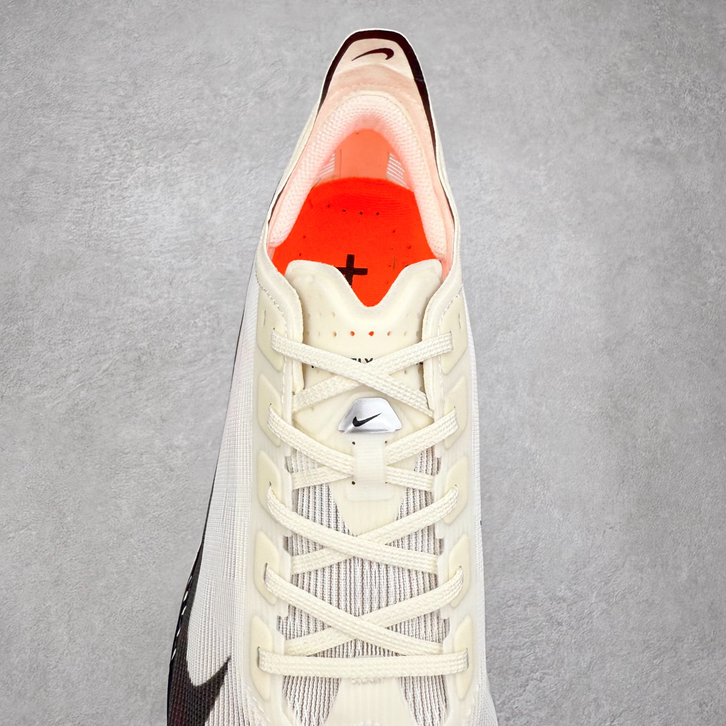 图片[5]-Jakob A. Ingebrigtsen x NK Zoom VaporFly Next 4% 舒适百搭透气回弹低帮短跑马拉松跑步鞋 HF6413-100 采用精致醒目设计，精准诠释雅各布·因格布里格森的风格，聚焦他的核心信念：家庭与夺冠。该鞋款在前代鞋款的基础上减轻重量，但不影响性能表现。碳纤维 Flyplate 结合出众回弹的ZoomX泡绵中底，缔造比赛日佳选，令你快意难挡，疾速冲刺。这款公路竞速跑步鞋具备匠心品质，无论是日常畅跑还是马拉松，皆可轻松驾驭，是雅各布的信赖之选。尺码：36 36.5 37.5 38 38.5 39 40 40.5 41 42 42.5 43 44 44.5 45-选品中心