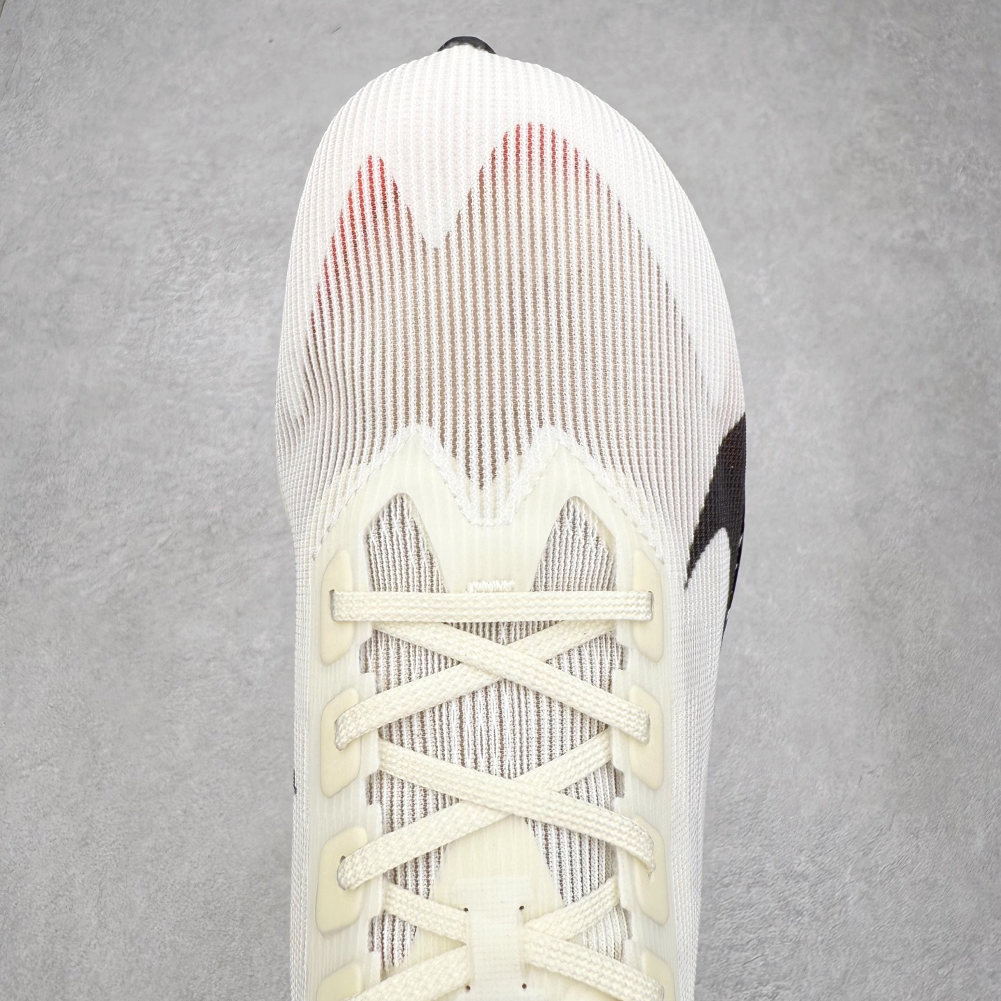 图片[4]-Jakob A. Ingebrigtsen x NK Zoom VaporFly Next 4% 舒适百搭透气回弹低帮短跑马拉松跑步鞋 HF6413-100 采用精致醒目设计，精准诠释雅各布·因格布里格森的风格，聚焦他的核心信念：家庭与夺冠。该鞋款在前代鞋款的基础上减轻重量，但不影响性能表现。碳纤维 Flyplate 结合出众回弹的ZoomX泡绵中底，缔造比赛日佳选，令你快意难挡，疾速冲刺。这款公路竞速跑步鞋具备匠心品质，无论是日常畅跑还是马拉松，皆可轻松驾驭，是雅各布的信赖之选。尺码：36 36.5 37.5 38 38.5 39 40 40.5 41 42 42.5 43 44 44.5 45-选品中心