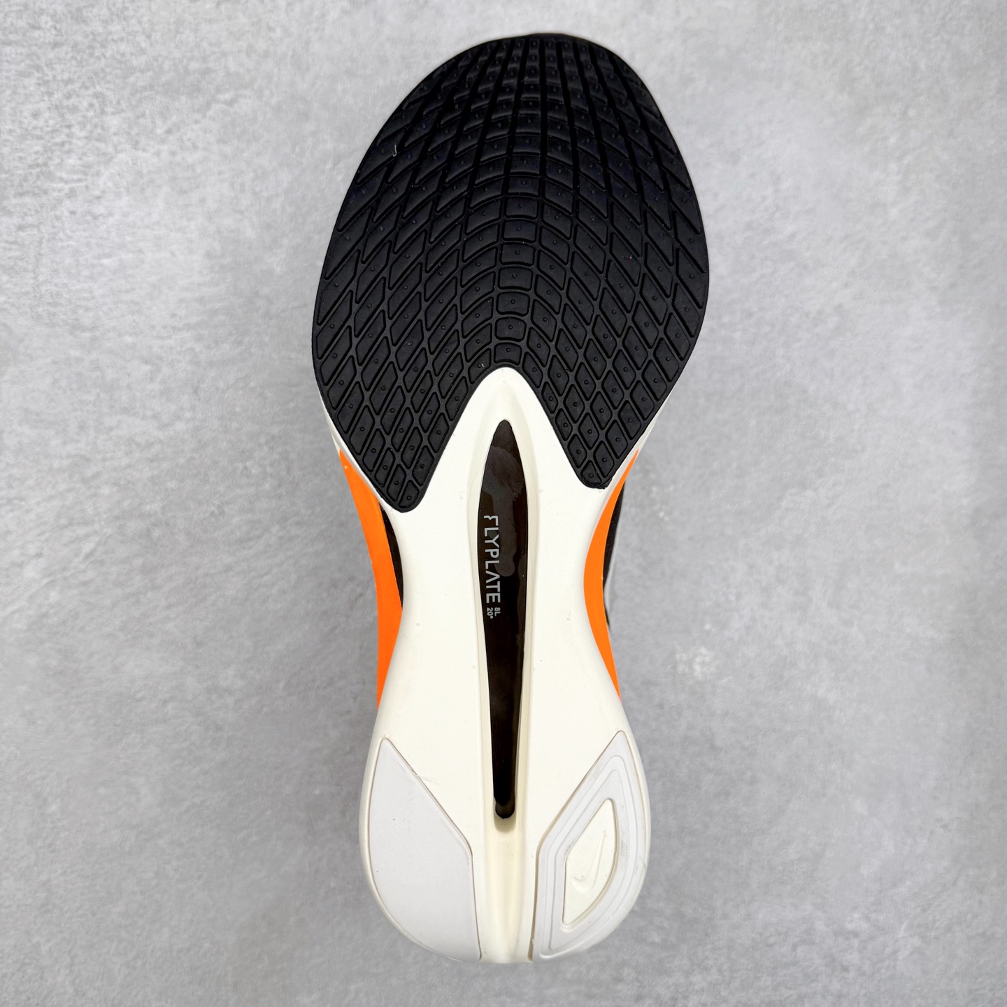 图片[9]-Jakob A. Ingebrigtsen x NK Zoom VaporFly Next 4% 舒适百搭透气回弹低帮短跑马拉松跑步鞋 HF6413-100 采用精致醒目设计，精准诠释雅各布·因格布里格森的风格，聚焦他的核心信念：家庭与夺冠。该鞋款在前代鞋款的基础上减轻重量，但不影响性能表现。碳纤维 Flyplate 结合出众回弹的ZoomX泡绵中底，缔造比赛日佳选，令你快意难挡，疾速冲刺。这款公路竞速跑步鞋具备匠心品质，无论是日常畅跑还是马拉松，皆可轻松驾驭，是雅各布的信赖之选。尺码：36 36.5 37.5 38 38.5 39 40 40.5 41 42 42.5 43 44 44.5 45-选品中心