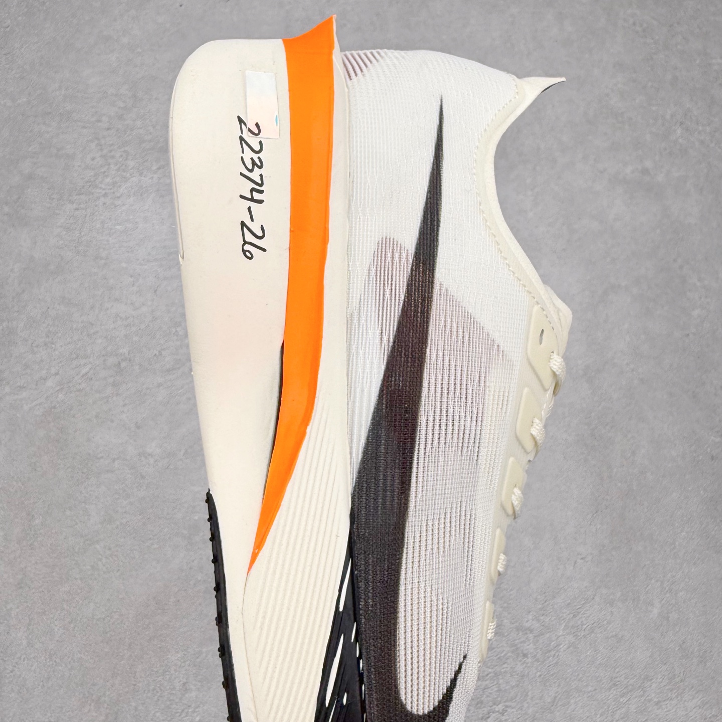 图片[6]-Jakob A. Ingebrigtsen x NK Zoom VaporFly Next 4% 舒适百搭透气回弹低帮短跑马拉松跑步鞋 HF6413-100 采用精致醒目设计，精准诠释雅各布·因格布里格森的风格，聚焦他的核心信念：家庭与夺冠。该鞋款在前代鞋款的基础上减轻重量，但不影响性能表现。碳纤维 Flyplate 结合出众回弹的ZoomX泡绵中底，缔造比赛日佳选，令你快意难挡，疾速冲刺。这款公路竞速跑步鞋具备匠心品质，无论是日常畅跑还是马拉松，皆可轻松驾驭，是雅各布的信赖之选。尺码：36 36.5 37.5 38 38.5 39 40 40.5 41 42 42.5 43 44 44.5 45-选品中心