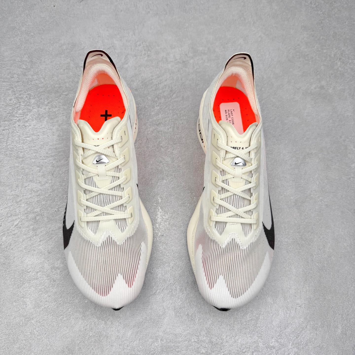 图片[2]-Jakob A. Ingebrigtsen x NK Zoom VaporFly Next 4% 舒适百搭透气回弹低帮短跑马拉松跑步鞋 HF6413-100 采用精致醒目设计，精准诠释雅各布·因格布里格森的风格，聚焦他的核心信念：家庭与夺冠。该鞋款在前代鞋款的基础上减轻重量，但不影响性能表现。碳纤维 Flyplate 结合出众回弹的ZoomX泡绵中底，缔造比赛日佳选，令你快意难挡，疾速冲刺。这款公路竞速跑步鞋具备匠心品质，无论是日常畅跑还是马拉松，皆可轻松驾驭，是雅各布的信赖之选。尺码：36 36.5 37.5 38 38.5 39 40 40.5 41 42 42.5 43 44 44.5 45-选品中心