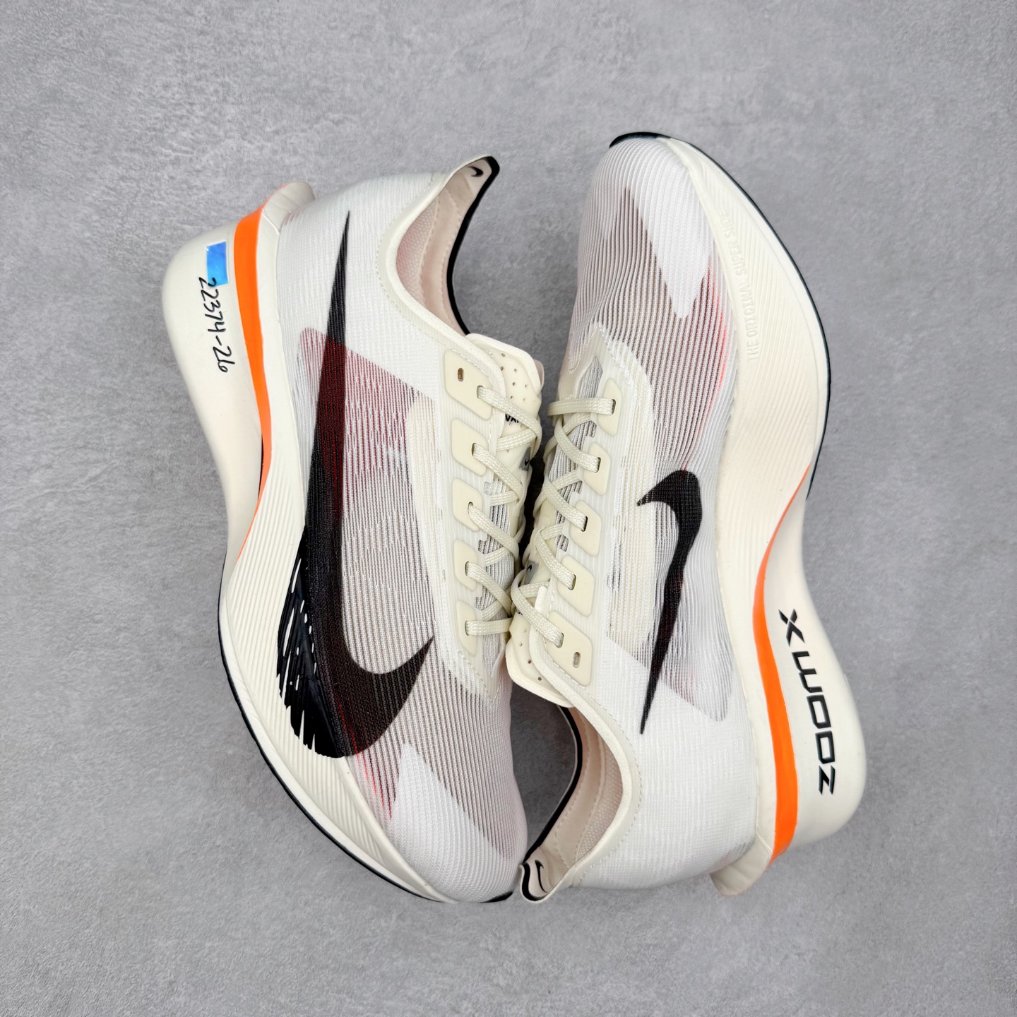 图片[3]-Jakob A. Ingebrigtsen x NK Zoom VaporFly Next 4% 舒适百搭透气回弹低帮短跑马拉松跑步鞋 HF6413-100 采用精致醒目设计，精准诠释雅各布·因格布里格森的风格，聚焦他的核心信念：家庭与夺冠。该鞋款在前代鞋款的基础上减轻重量，但不影响性能表现。碳纤维 Flyplate 结合出众回弹的ZoomX泡绵中底，缔造比赛日佳选，令你快意难挡，疾速冲刺。这款公路竞速跑步鞋具备匠心品质，无论是日常畅跑还是马拉松，皆可轻松驾驭，是雅各布的信赖之选。尺码：36 36.5 37.5 38 38.5 39 40 40.5 41 42 42.5 43 44 44.5 45-选品中心