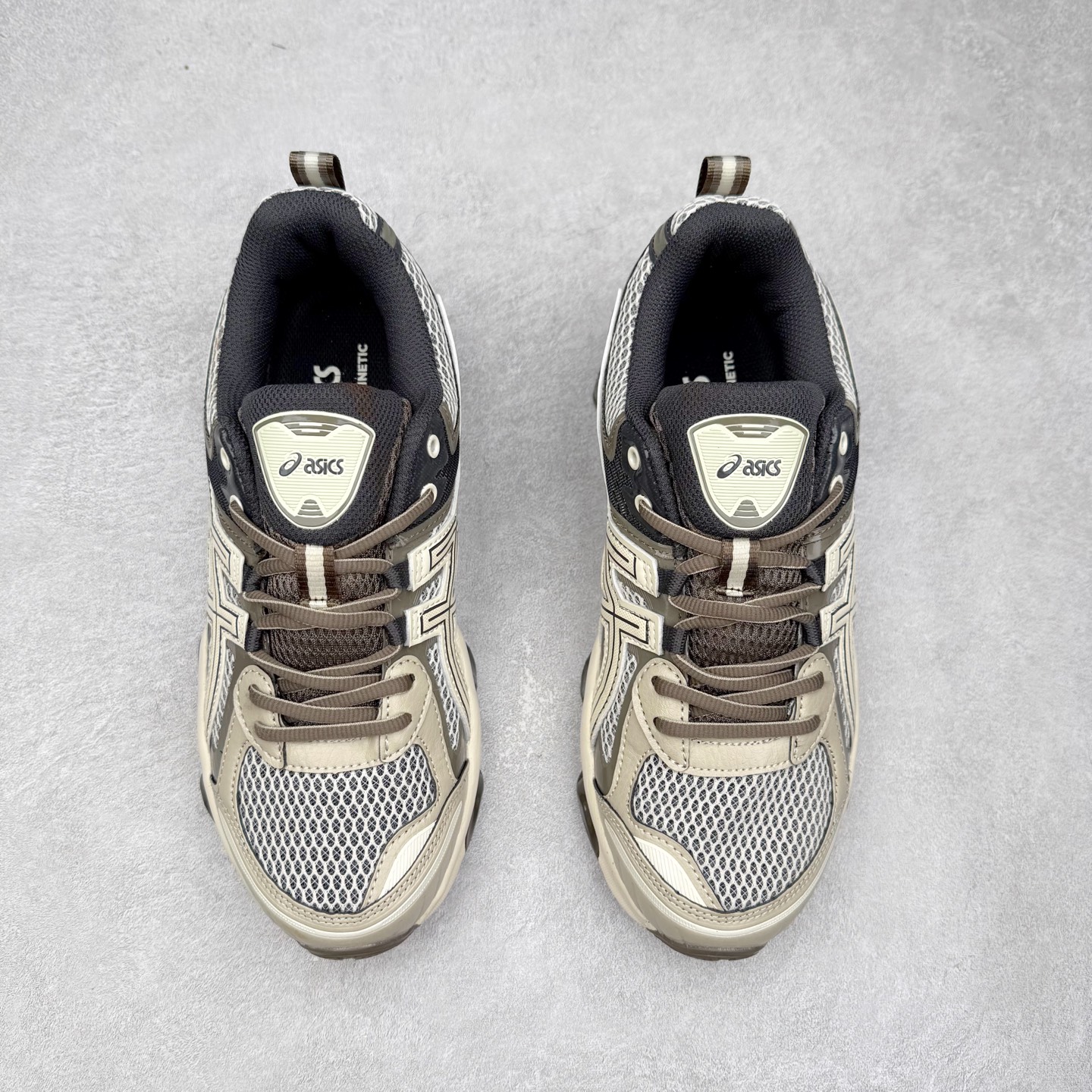 图片[2]-ASICS Gel-Quantum Kinetic 亚瑟士量子动能系列轻量全掌硅胶缓震休闲运动跑步鞋 ASICS以其独特匠心与科技魅力持续在运动鞋领域掀起新风尚今春二月GEL-Quantum Kinetic系列再度破茧而出携两款全新配色震撼回归倾力演绎运动潮流的无限可能 凝聚了卓越的科技创新与深厚的设计底蕴搭载先进的GEL缓震科技将每一次冲击力转化为平稳推进的动力为你提供前所未有的舒适体验与卓越的缓震保护性能 巧妙融合时尚元素与运动美学无论在街头还是赛道诠释不同情感与态度彰显独一无二的时尚运动风格尺码：36 37 37.5 38 39 39.5 40 40.5 41.5 42 42.5 43.5 44 44.5 45-选品中心