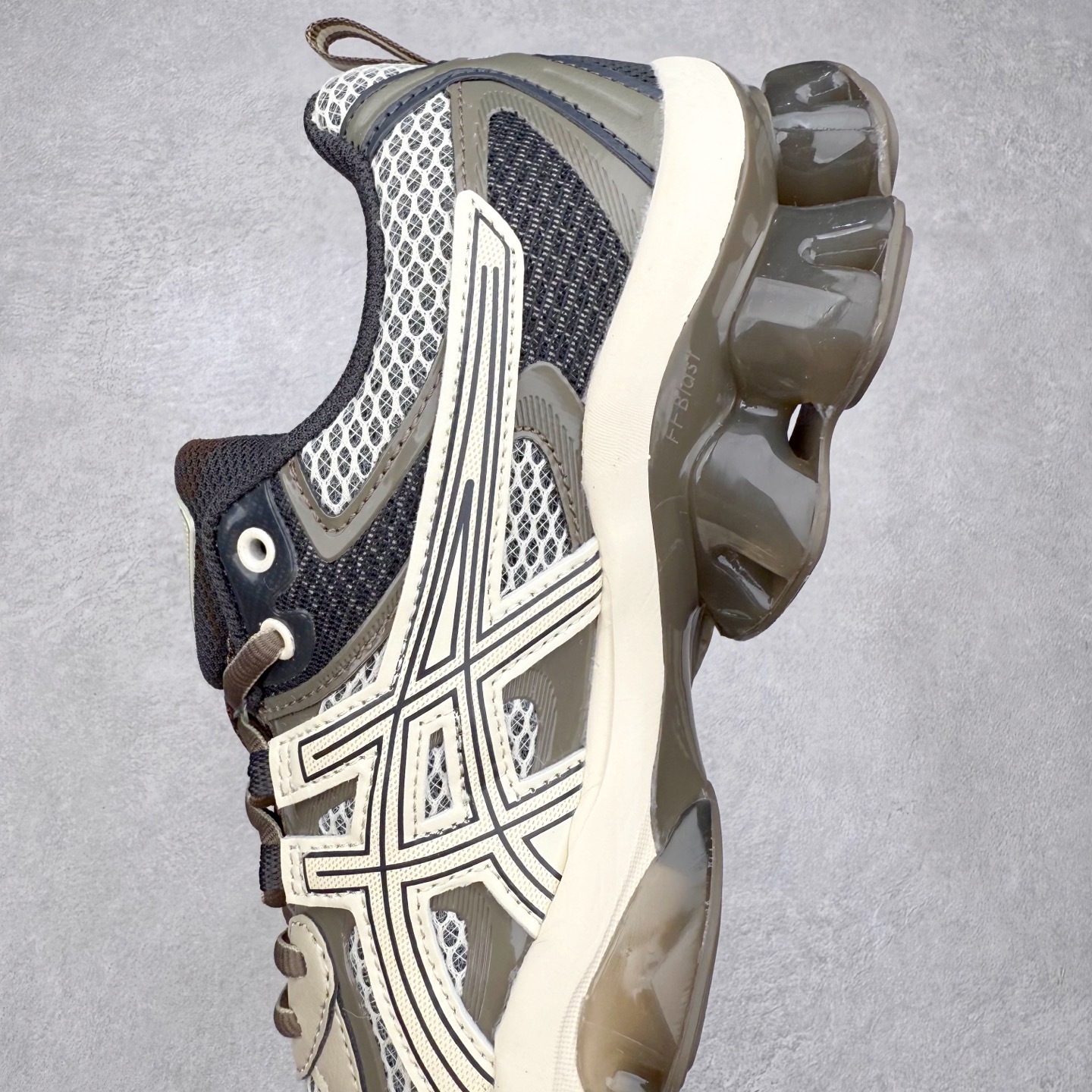 图片[7]-ASICS Gel-Quantum Kinetic 亚瑟士量子动能系列轻量全掌硅胶缓震休闲运动跑步鞋 ASICS以其独特匠心与科技魅力持续在运动鞋领域掀起新风尚今春二月GEL-Quantum Kinetic系列再度破茧而出携两款全新配色震撼回归倾力演绎运动潮流的无限可能 凝聚了卓越的科技创新与深厚的设计底蕴搭载先进的GEL缓震科技将每一次冲击力转化为平稳推进的动力为你提供前所未有的舒适体验与卓越的缓震保护性能 巧妙融合时尚元素与运动美学无论在街头还是赛道诠释不同情感与态度彰显独一无二的时尚运动风格尺码：36 37 37.5 38 39 39.5 40 40.5 41.5 42 42.5 43.5 44 44.5 45-选品中心